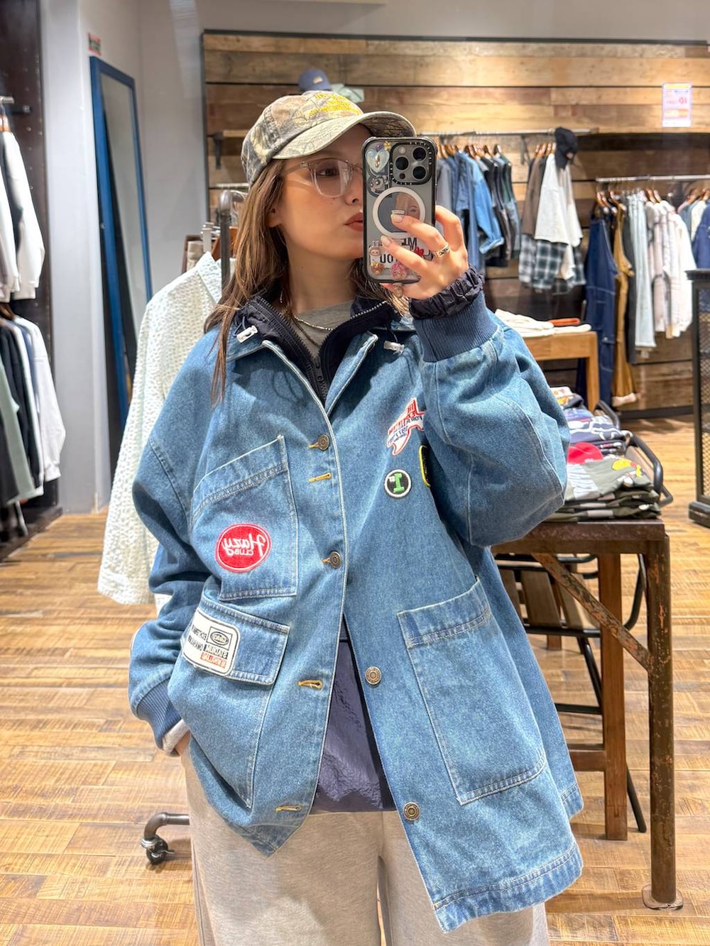 グレー系のスウェットパンツ、グリーン系のキャップを着用したレディースの春コーディネートの2枚目の写真