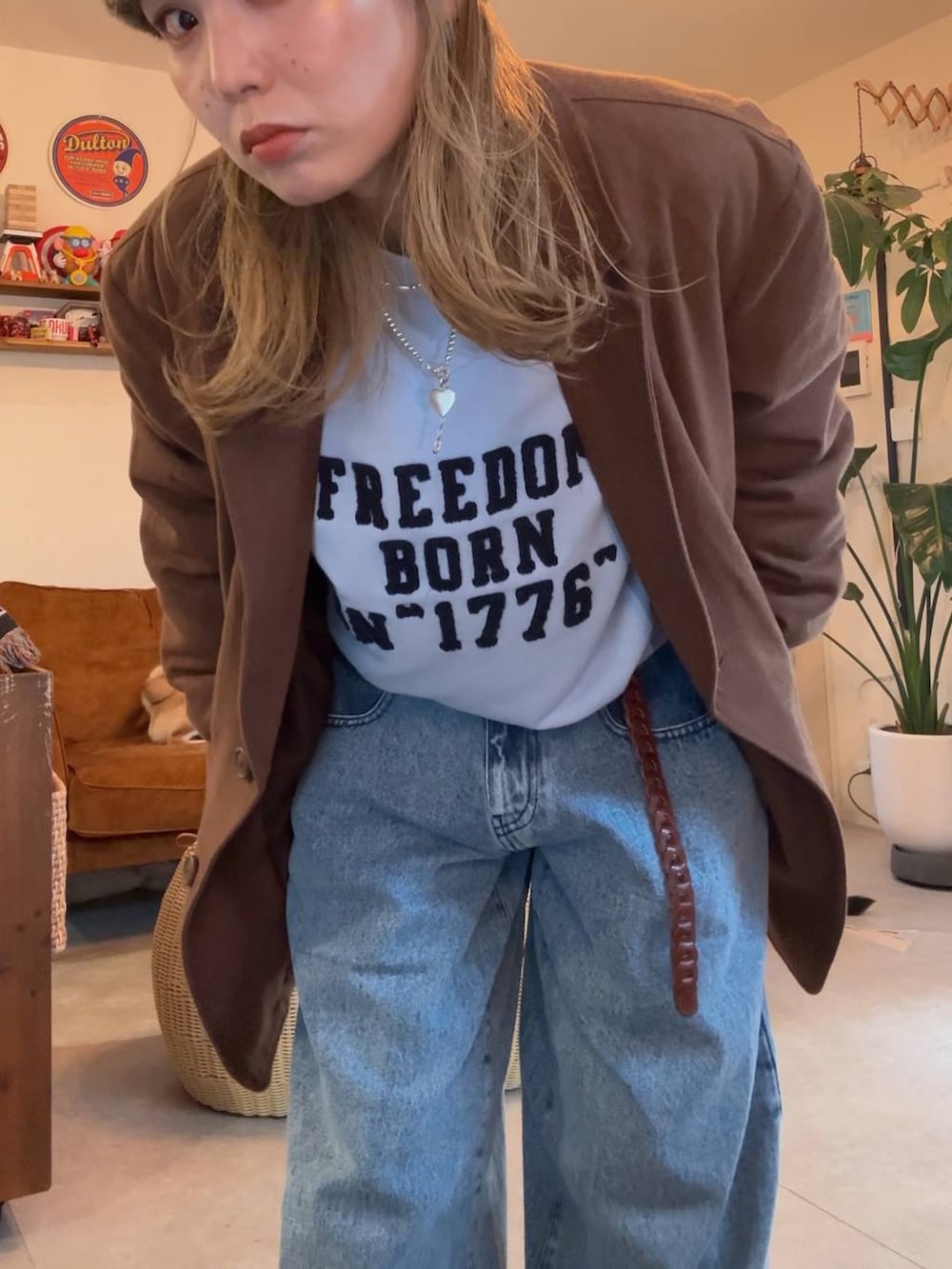 ブラウン系のテーラードジャケット、ブルー系のスウェット、ブラウン系のニットキャップ/ビーニーを着用したレディースの冬コーディネートの2枚目の写真