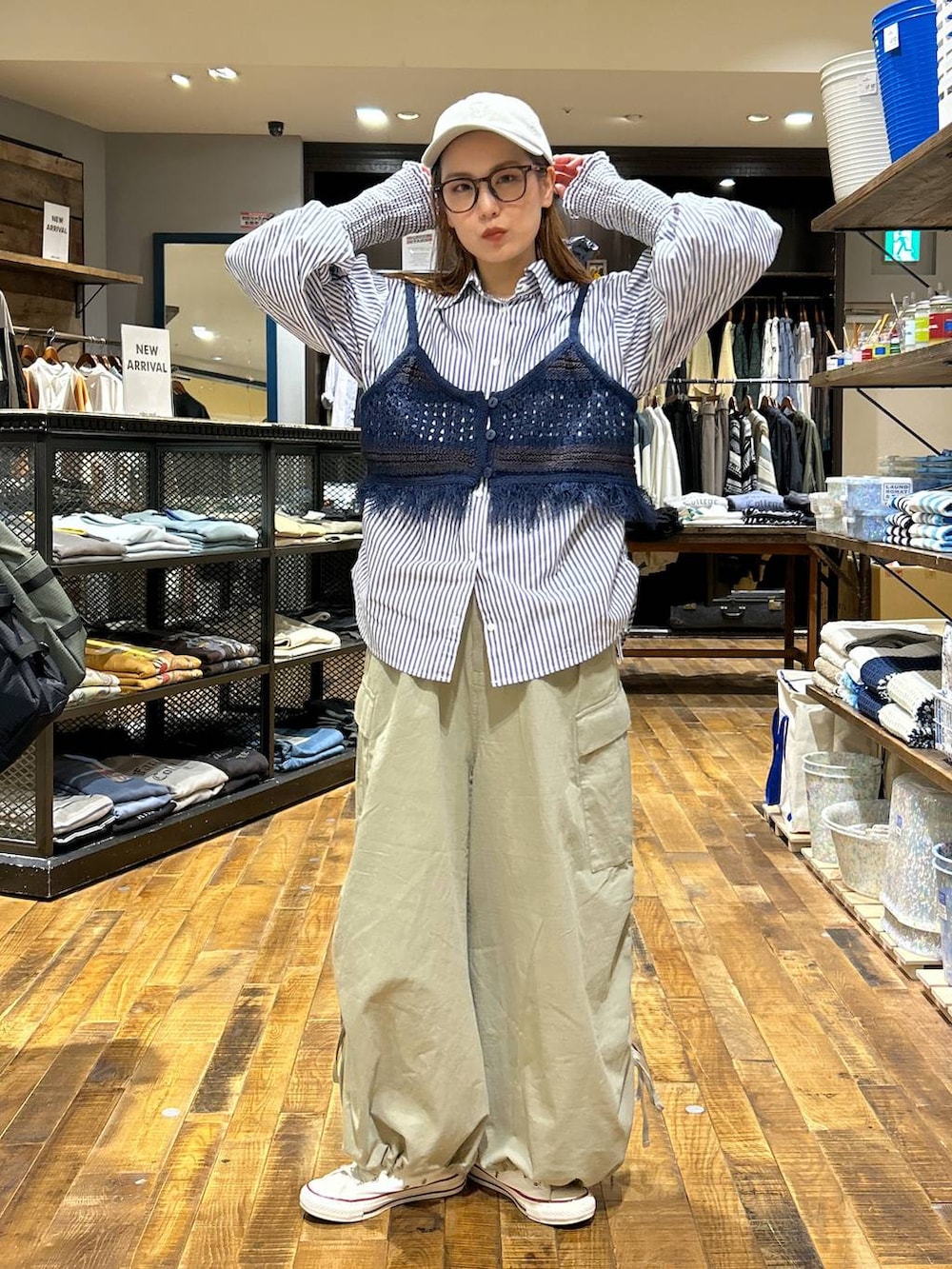 「カジュアル、ベーシック/シンプル、オーバーサイズ、ママコーデ、体型カバー、niko and ...、春コーデ、シャツ、ワイドパンツ」｜「niko and...の[MODE NORM CORE]メッシュフリンジビスチェ（その他トップス、ブルー系）」を使った、tera38さん（レディース・155cm）の春コーディネートの2枚目の写真