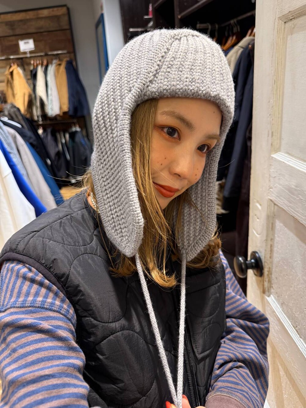 ブラウン系のTシャツ/カットソー、グレー系のその他パンツ、ブラック系のベストを着用したレディースの冬コーディネートの5枚目の写真