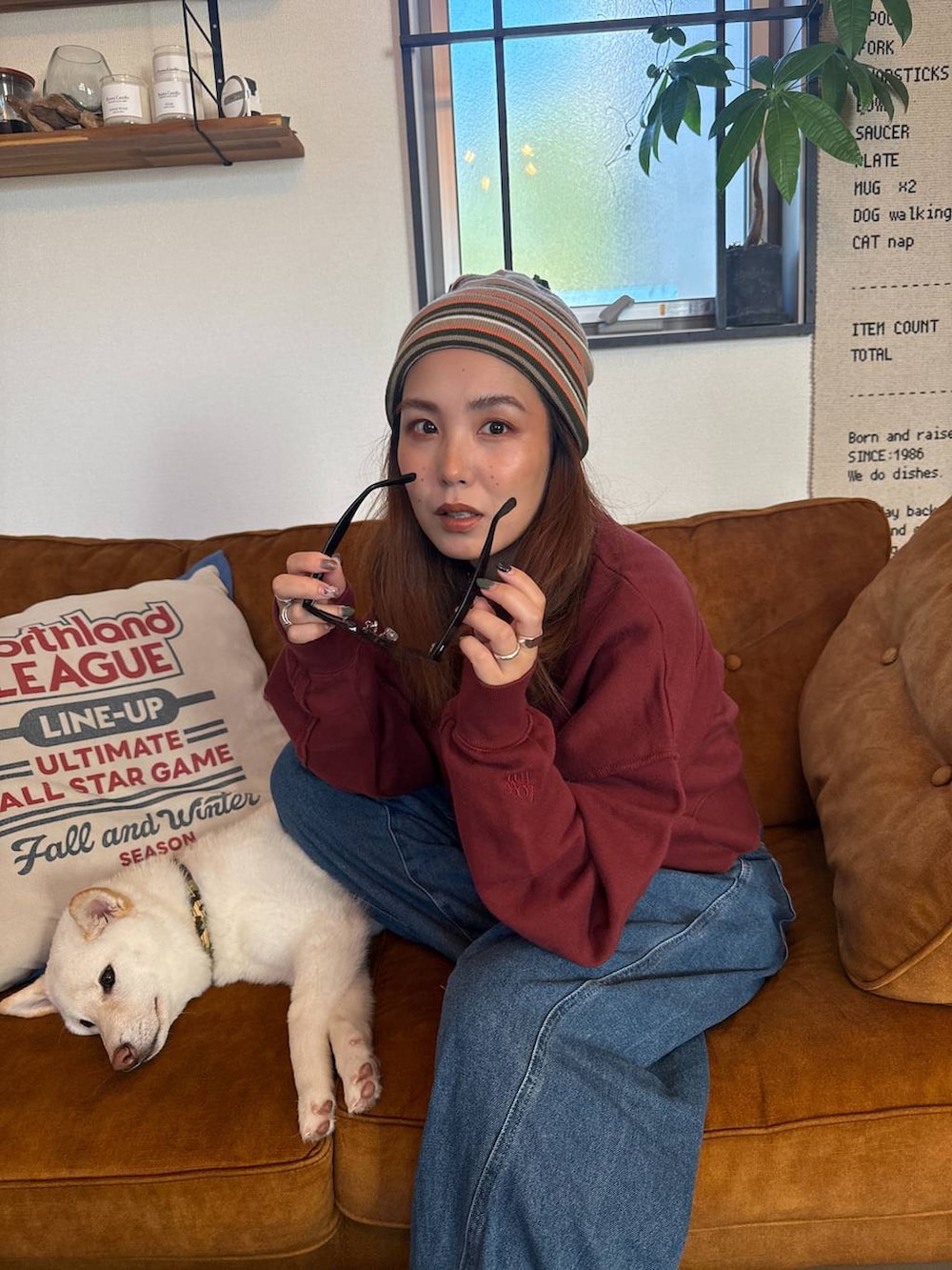 ブルー系のその他パンツ、レッド系のスウェットを着用したレディースの秋コーディネートの2枚目の写真