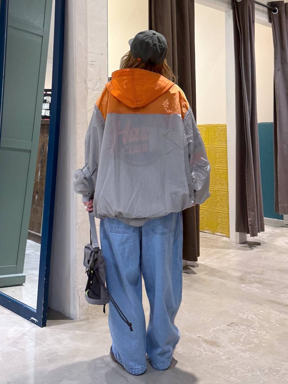 ブルー系のその他パンツ、グリーン系のキャップを着用したレディースの冬コーディネートの5枚目の写真