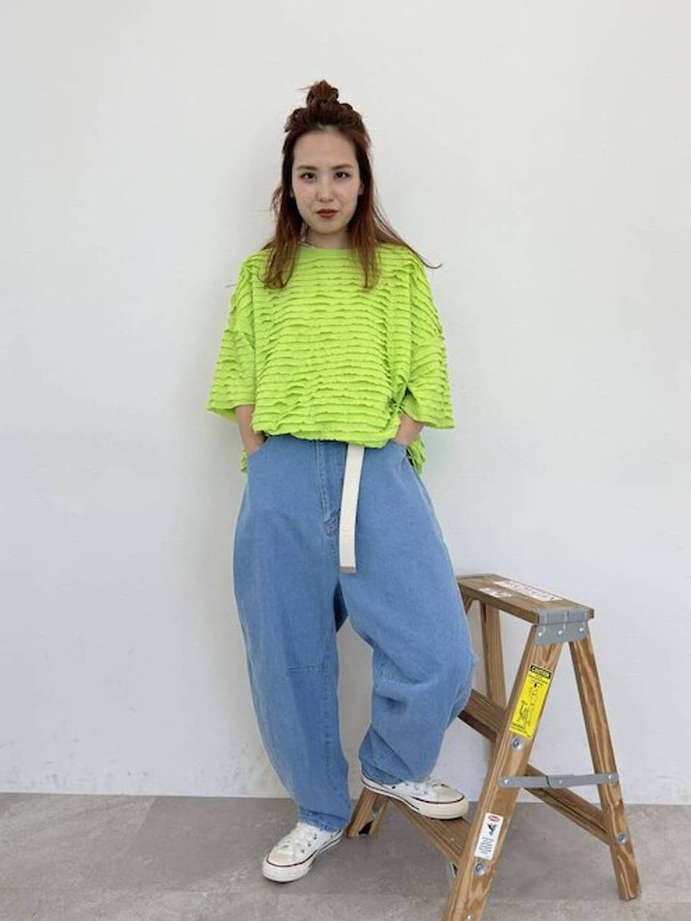 ブルー系のその他パンツ、その他の食器を着用したレディースの春コーディネートの4枚目の写真