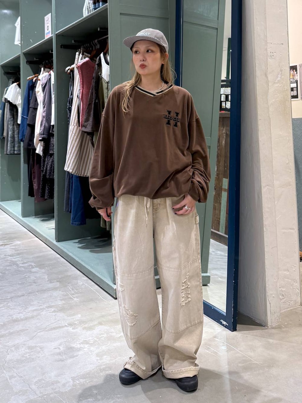 ベージュ系のデニムパンツ、グレー系のキャップを着用したレディースの夏コーディネートの2枚目の写真