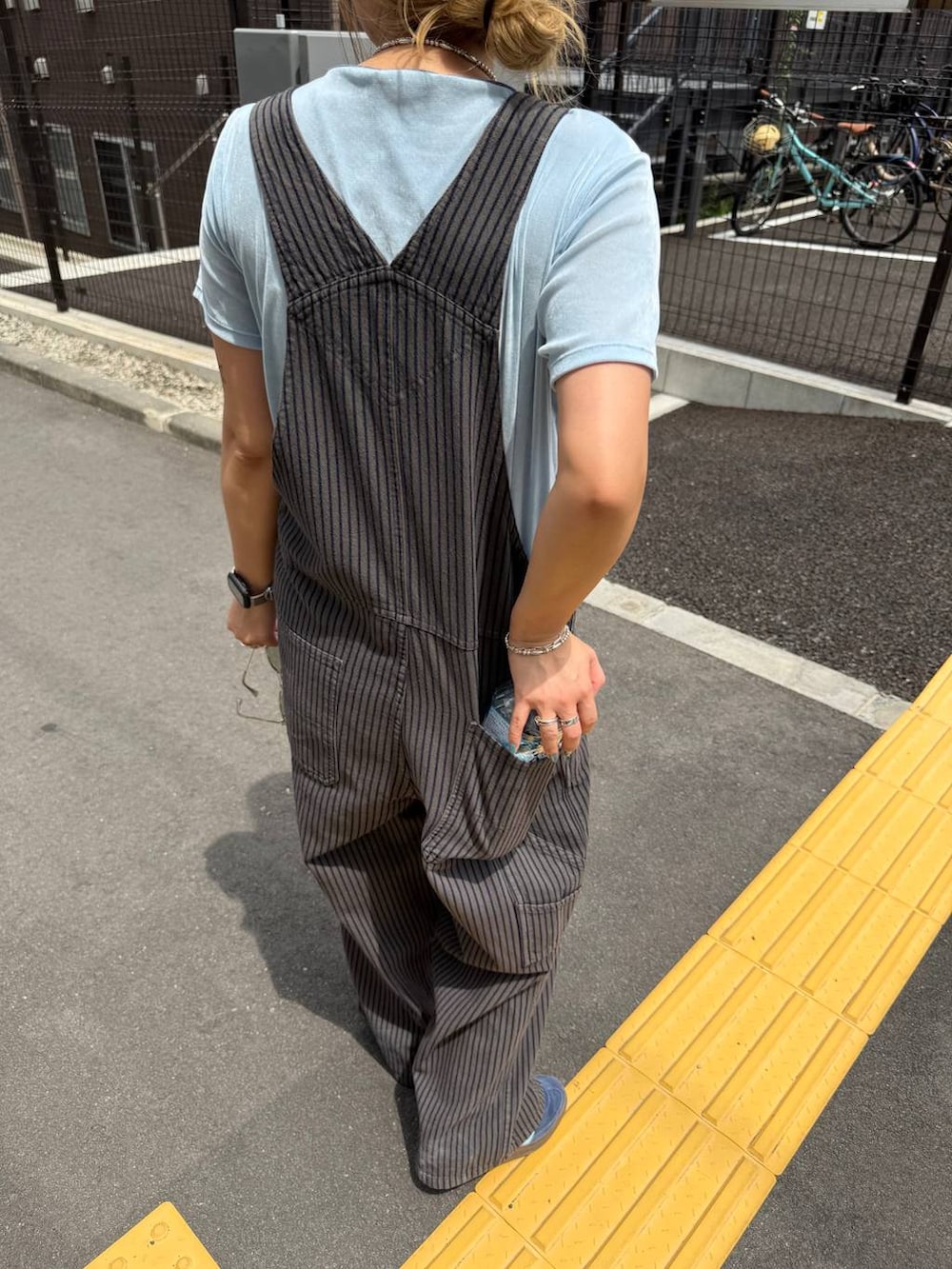 ブラック系のバックパック/リュック、ブルー系のTシャツ/カットソー、グレー系のサロペット/オーバーオールを着用したレディースの夏コーディネートの8枚目の写真