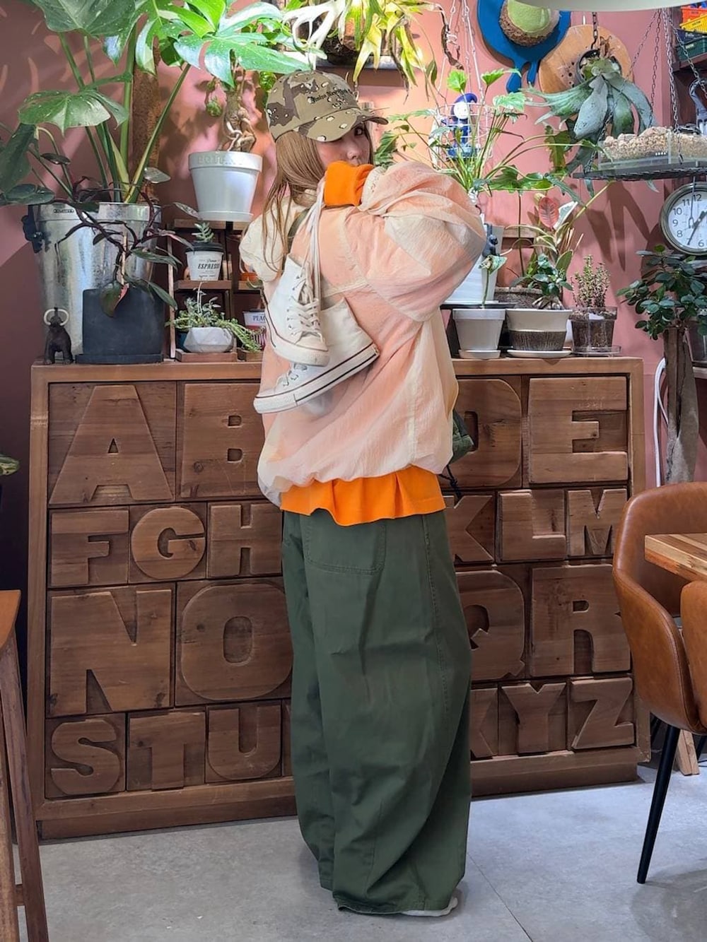 ベージュ系のキャップを着用したレディースの冬コーディネートの4枚目の写真