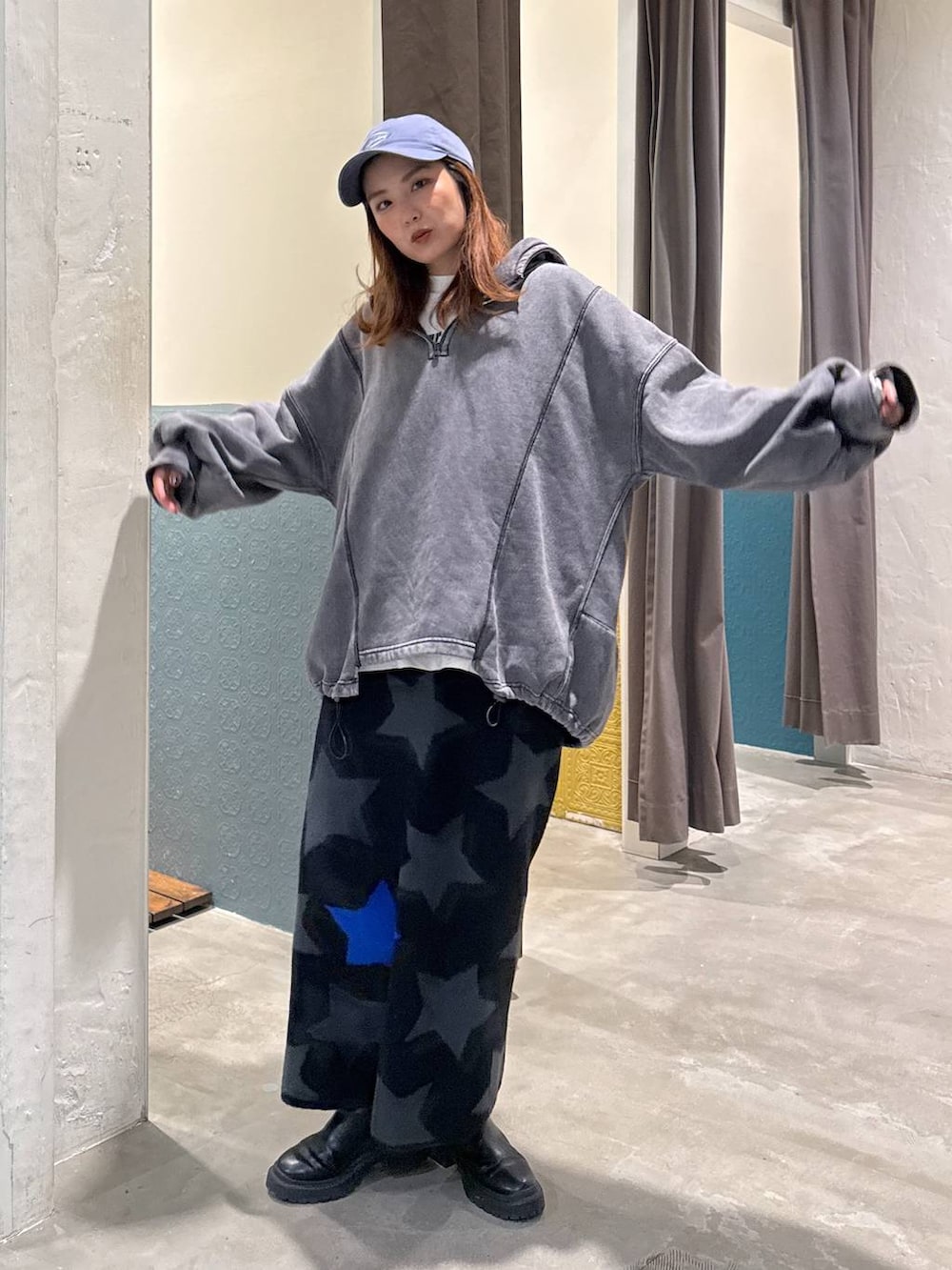 ホワイト系のTシャツ/カットソー、その他のパーカー、ブラック系のスカートを着用したレディースの秋コーディネートの2枚目の写真