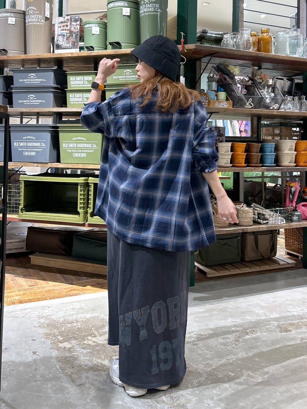 その他のスカート、ブルー系のシャツ/ブラウス、ブラック系のハットを着用したレディースの春コーディネートの3枚目の写真