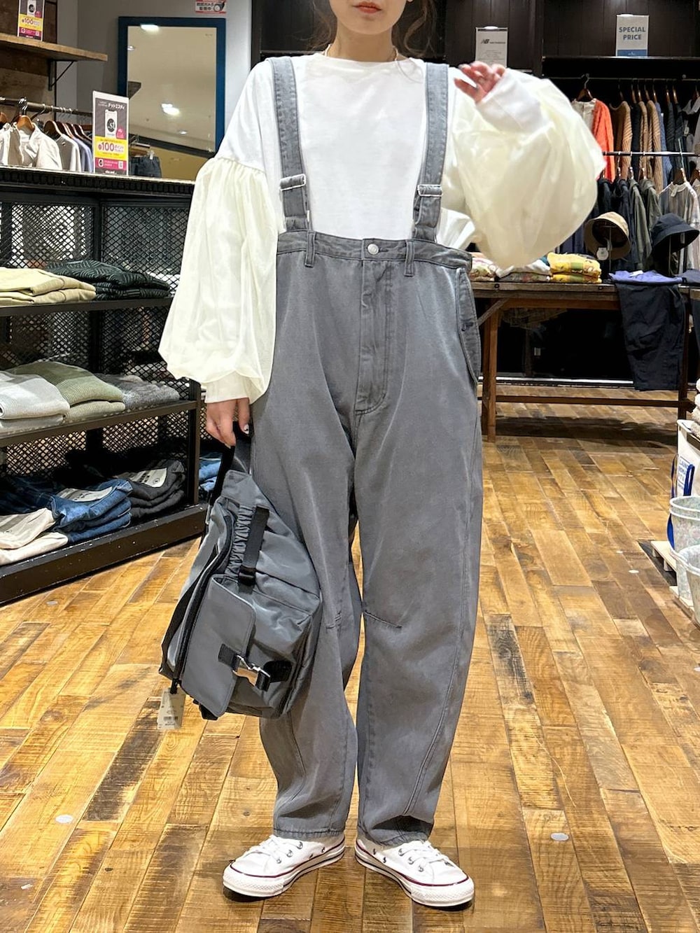 その他のその他パンツ、グレー系のボディバッグ/ウエストポーチを着用したレディースの冬コーディネートの4枚目の写真