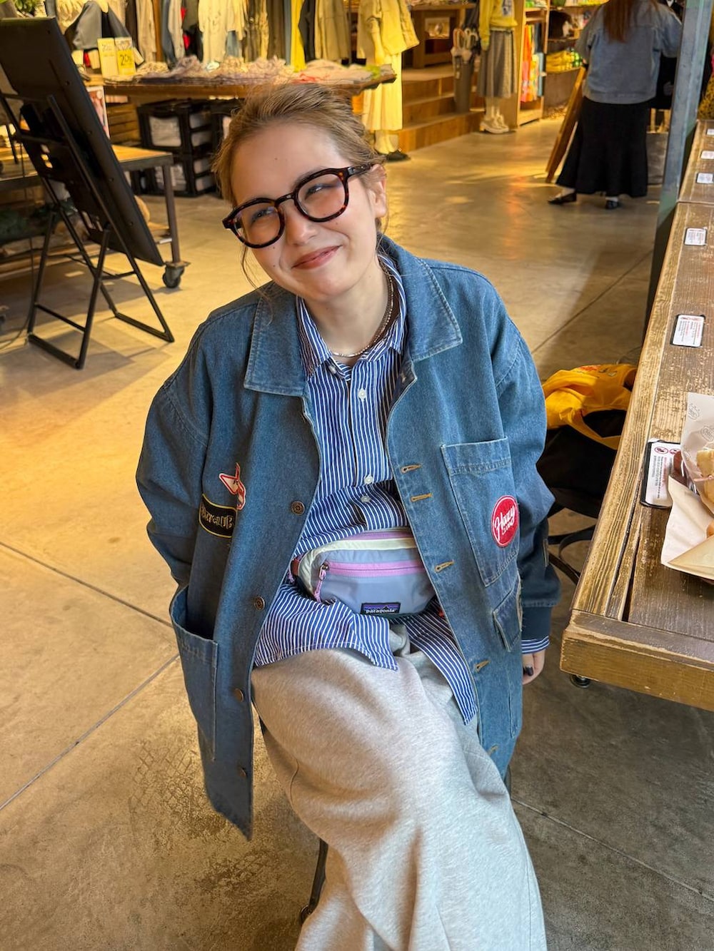 グレー系のスウェットパンツ、ブルー系のシャツ/ブラウスを着用したレディースの春コーディネートの3枚目の写真