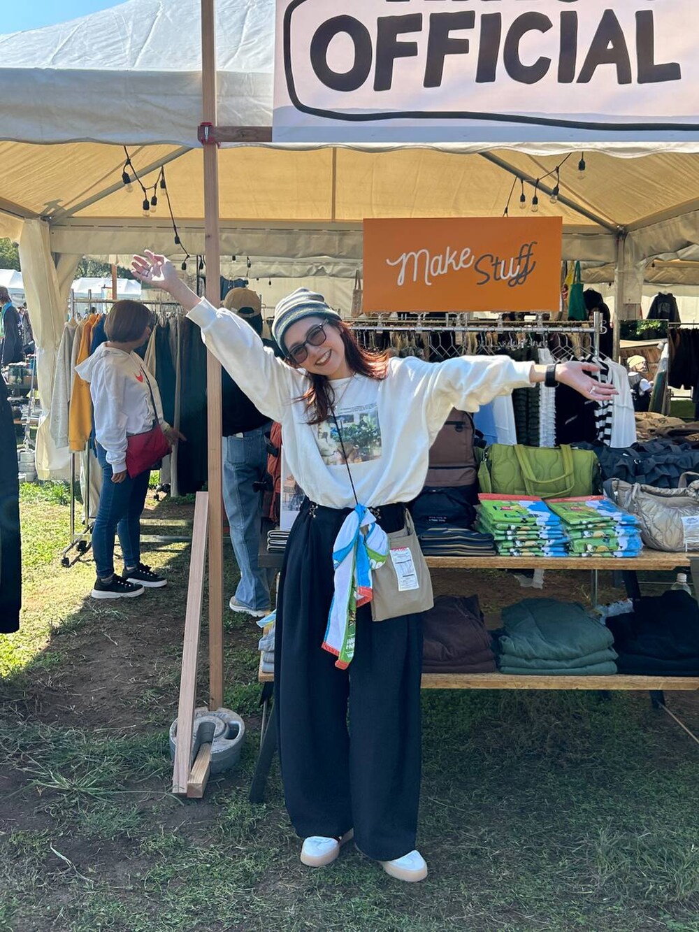 ベージュ系のショルダーバッグを着用したレディースの秋コーディネートの2枚目の写真