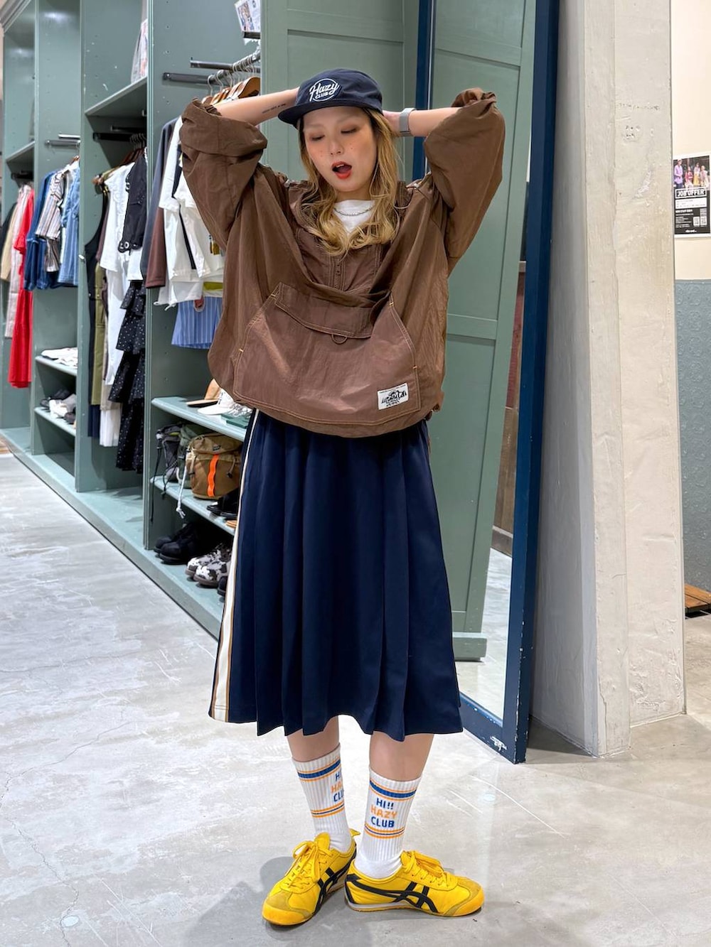 ホワイト系のTシャツ/カットソーを着用したレディースの夏コーディネートの2枚目の写真