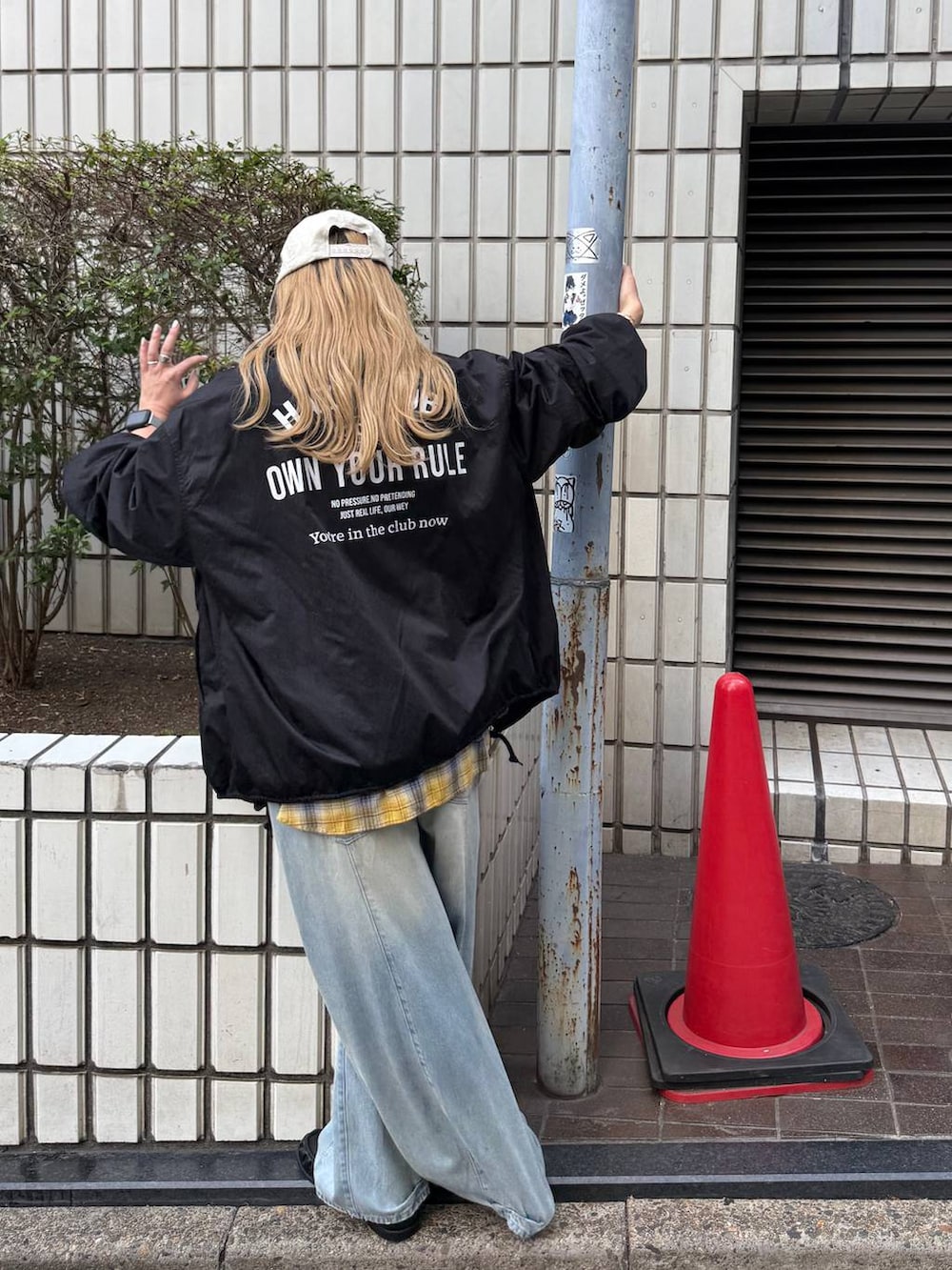 ブルー系のデニムパンツを着用したレディースの夏コーディネートの3枚目の写真