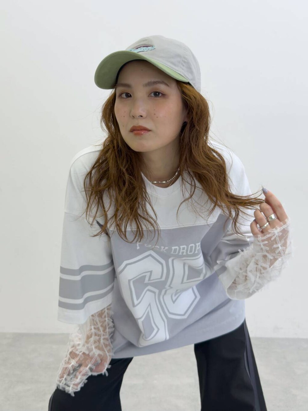 グレー系のTシャツ/カットソー、ブラック系のその他パンツ、グレー系のキャップを着用したレディースの冬コーディネートの4枚目の写真