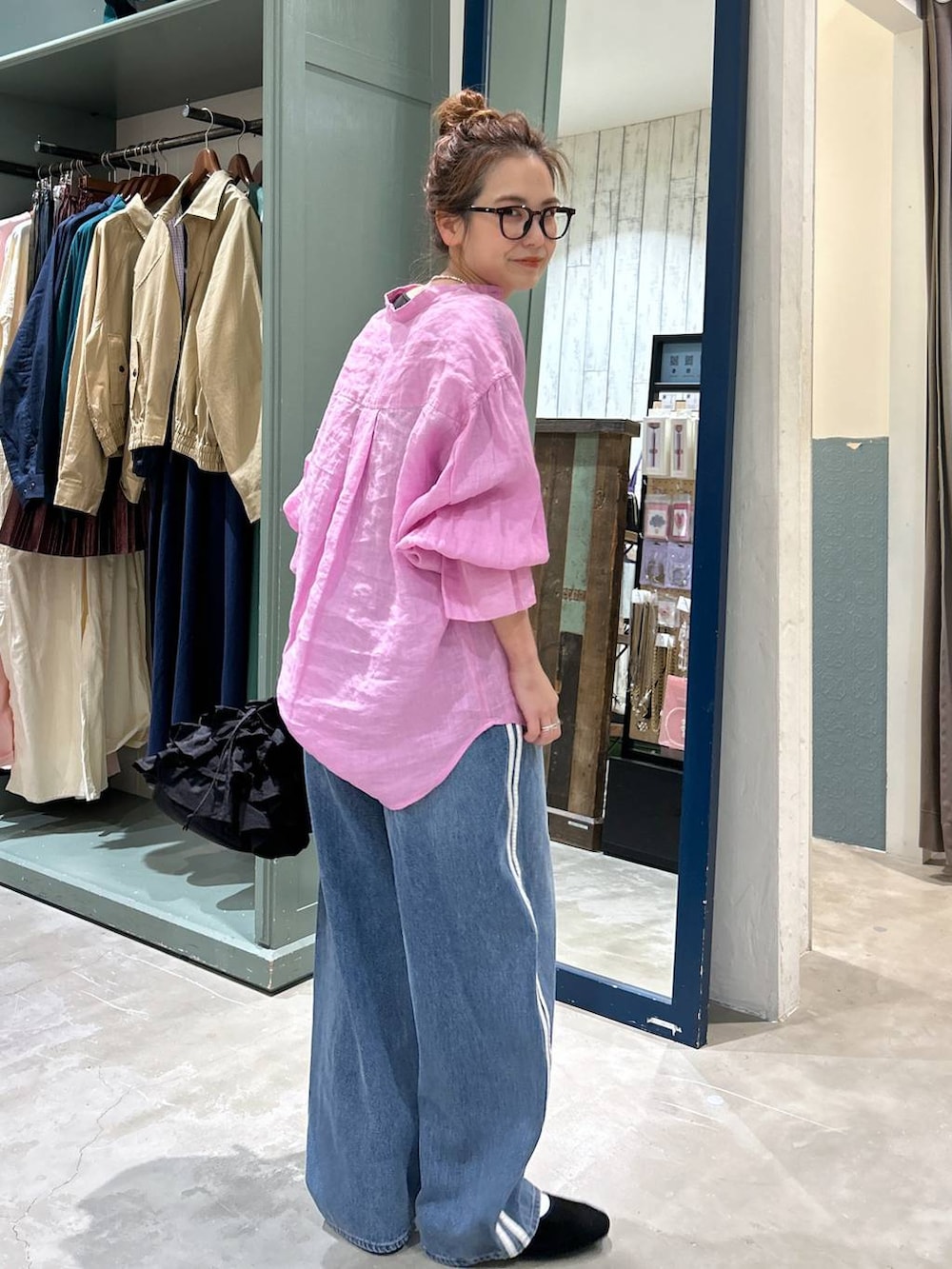 ブラック系のショルダーバッグ、ブラック系のパンプス、ピンク系のシャツ/ブラウスを着用したレディースの春コーディネートの4枚目の写真