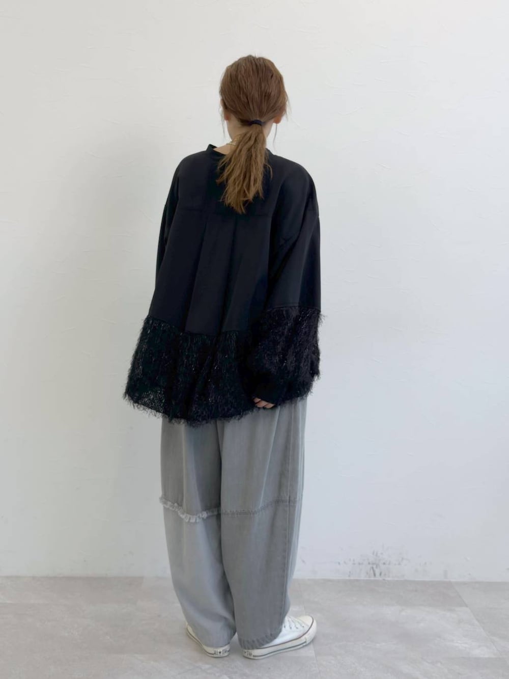 グレー系のデニムパンツ、ブラック系のシャツ/ブラウスを着用したレディースの冬コーディネートの2枚目の写真