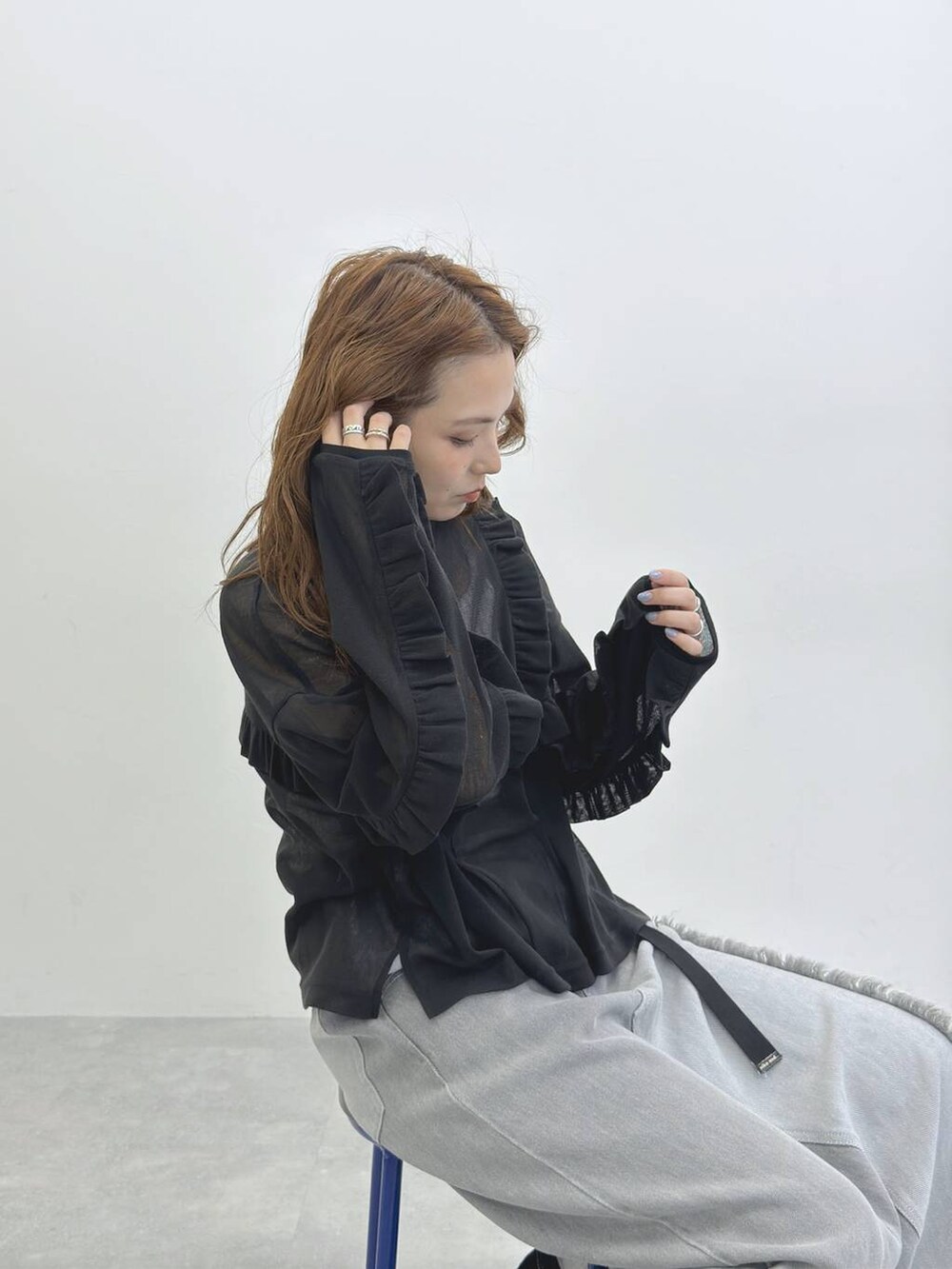 グレー系のデニムスカート、ブラック系のTシャツ/カットソーを着用したレディースの冬コーディネートの4枚目の写真