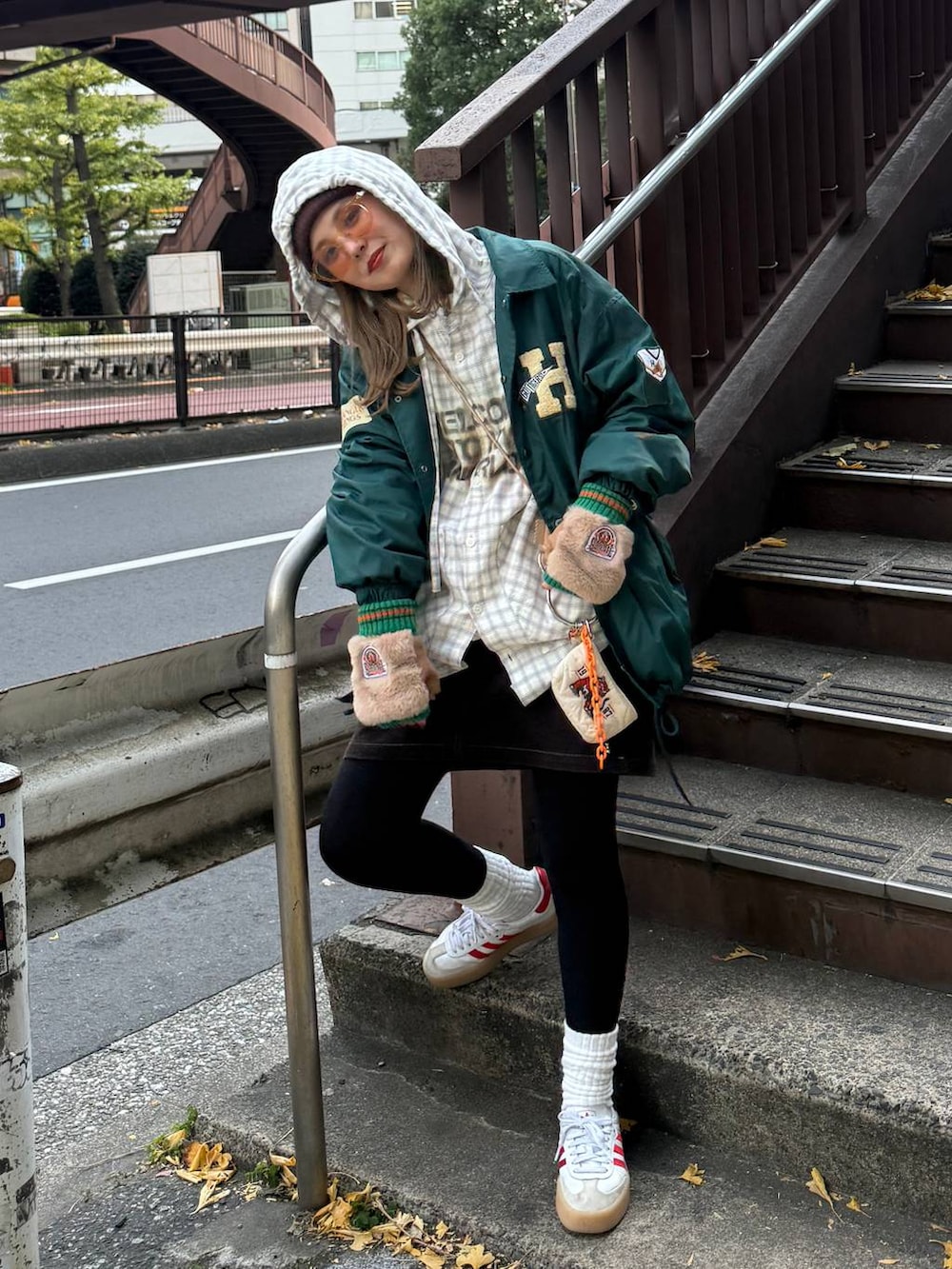 ブラウン系のスカート、ブラウン系のニットキャップ/ビーニーを着用したレディースの冬コーディネートの3枚目の写真