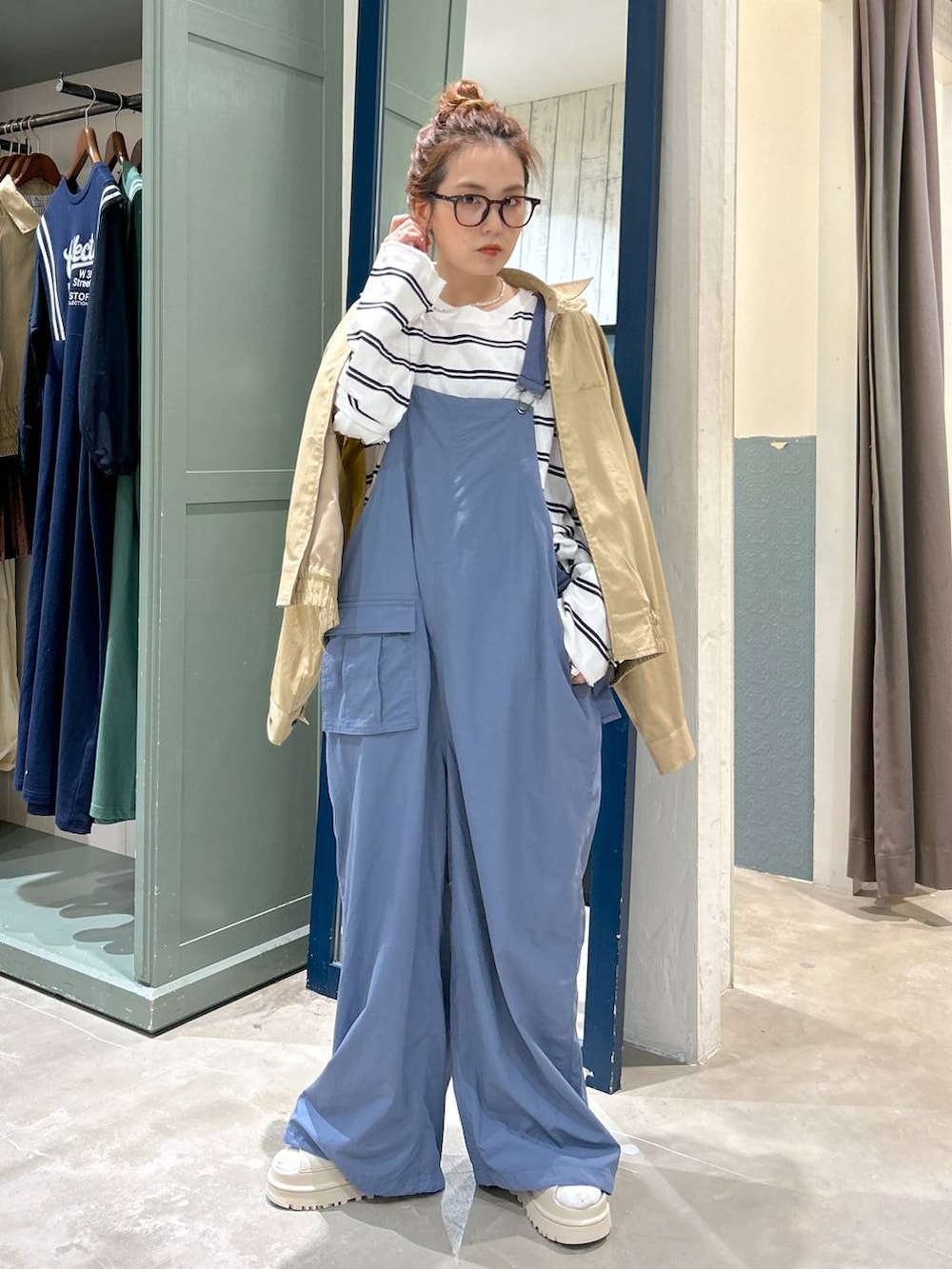 ベージュ系のブルゾン、ホワイト系のTシャツ/カットソー、ブルー系のサロペット/オーバーオールを着用したレディースの春コーディネートの2枚目の写真
