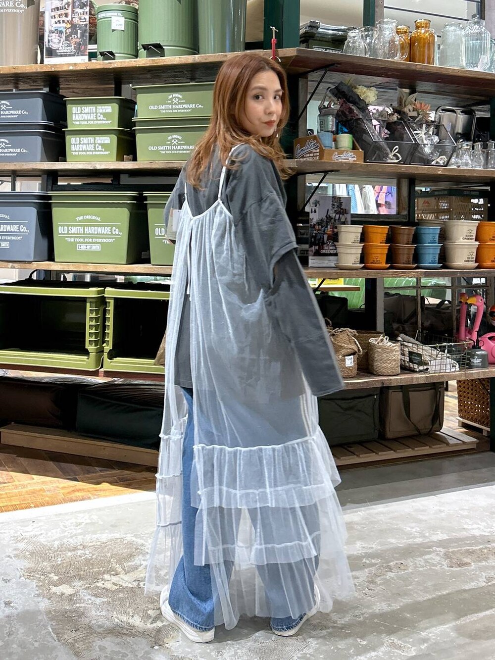 ホワイト系のワンピース、グレー系のTシャツ/カットソー、ホワイト系のスニーカーを着用したレディースの春コーディネートの3枚目の写真