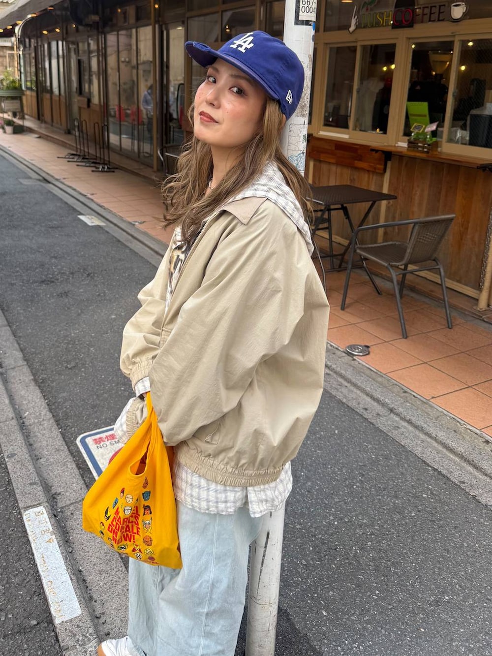 ベージュ系のシャツ/ブラウス、イエロー系のブルゾンを着用したレディースの春コーディネートの3枚目の写真