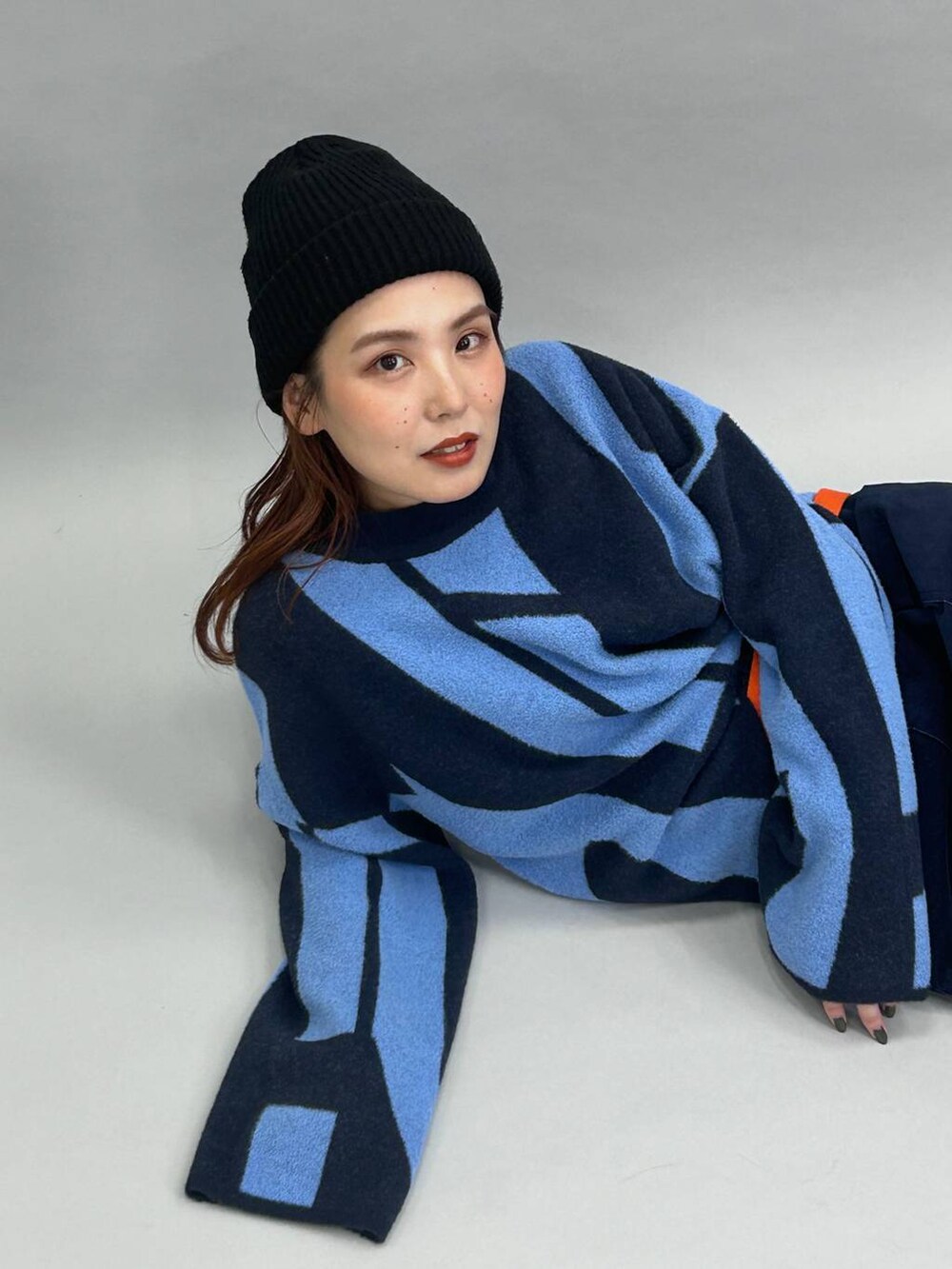 グレー系のスニーカー、ブルー系のその他パンツ、ブラック系のその他パンツを着用したレディースの秋コーディネートの2枚目の写真