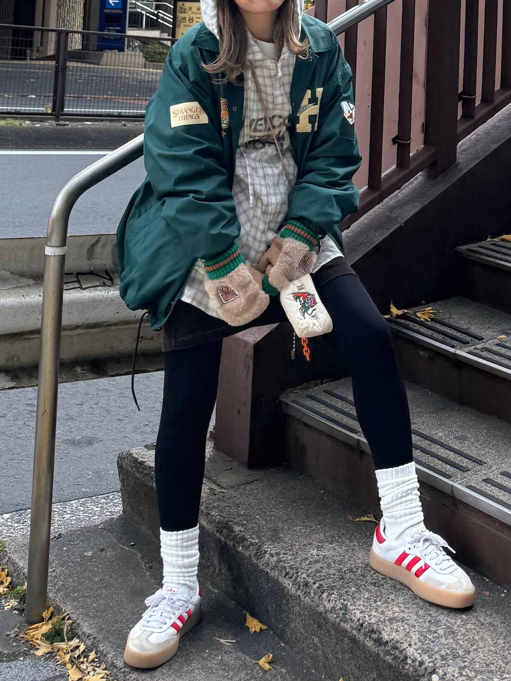 ブラウン系のスカート、ブラウン系のニットキャップ/ビーニーを着用したレディースの冬コーディネートの4枚目の写真