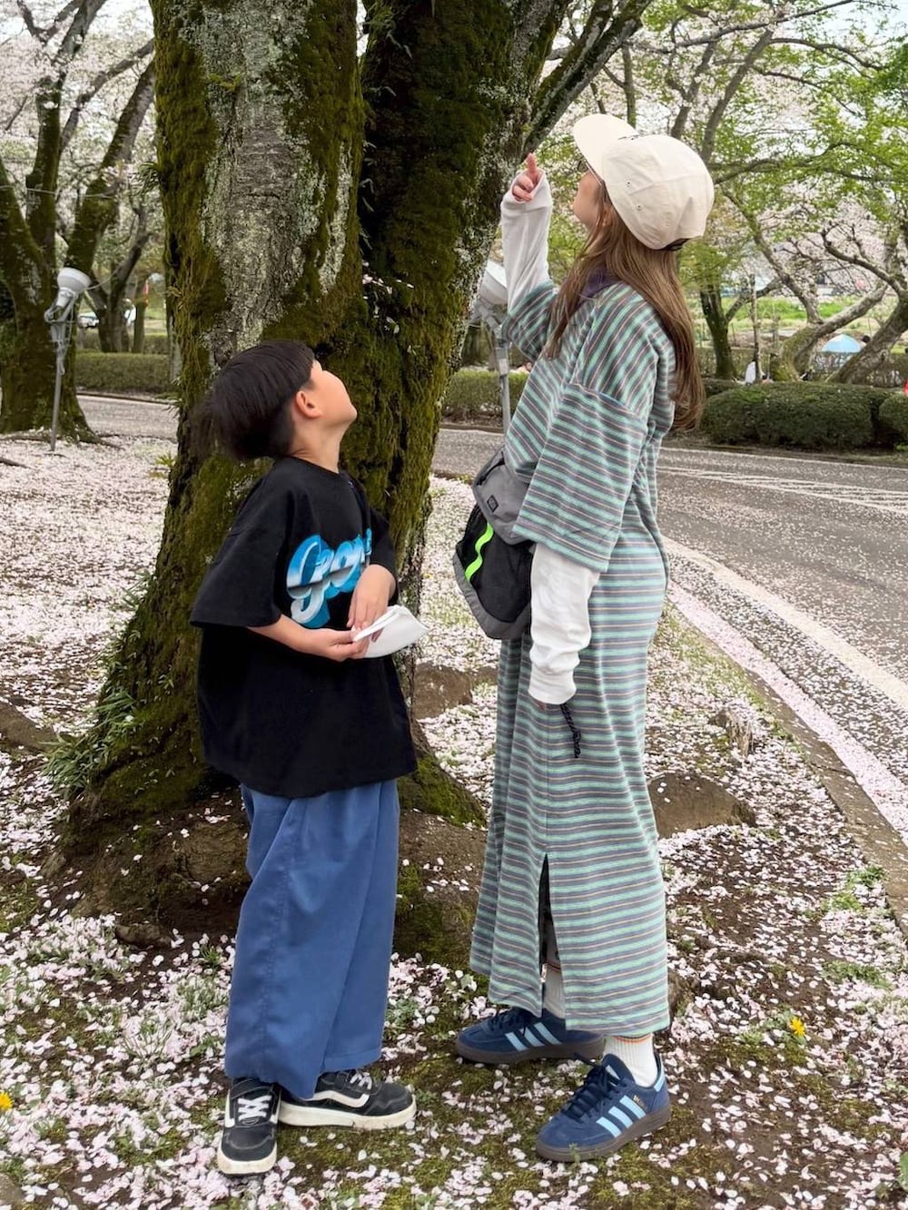 ブルー系のその他パンツ、ブルー系のTシャツ/カットソー、ベージュ系のワンピースを着用したレディースの春コーディネートの2枚目の写真