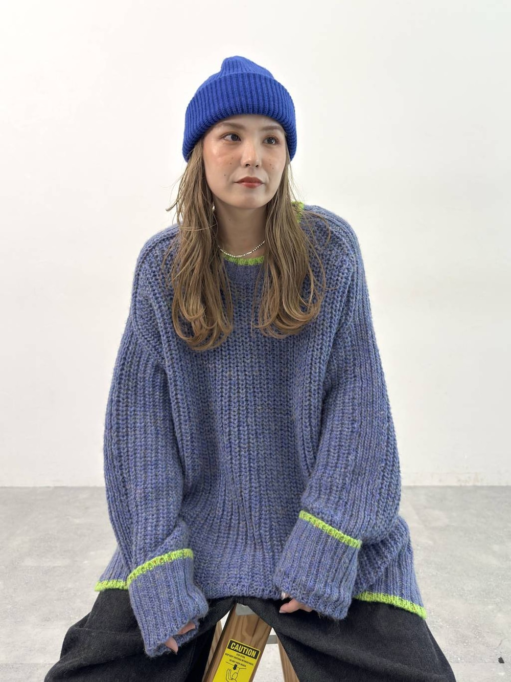 ブラック系のその他パンツ、ブルー系のニット/セーターを着用したレディースの秋コーディネートの7枚目の写真