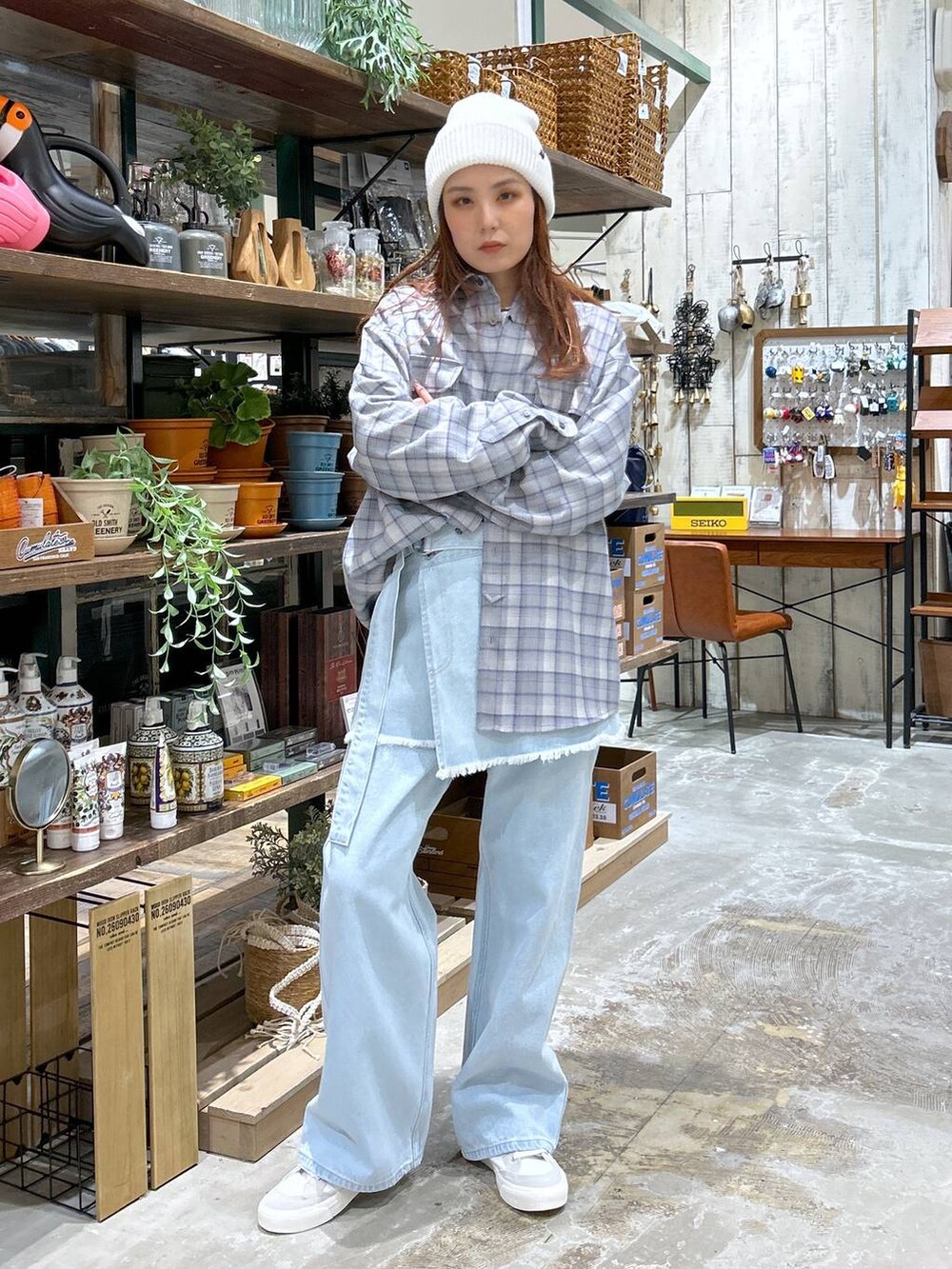 ホワイト系のスニーカー、グレー系のシャツ/ブラウス、ブルー系のその他パンツを着用したレディースの冬コーディネートの2枚目の写真