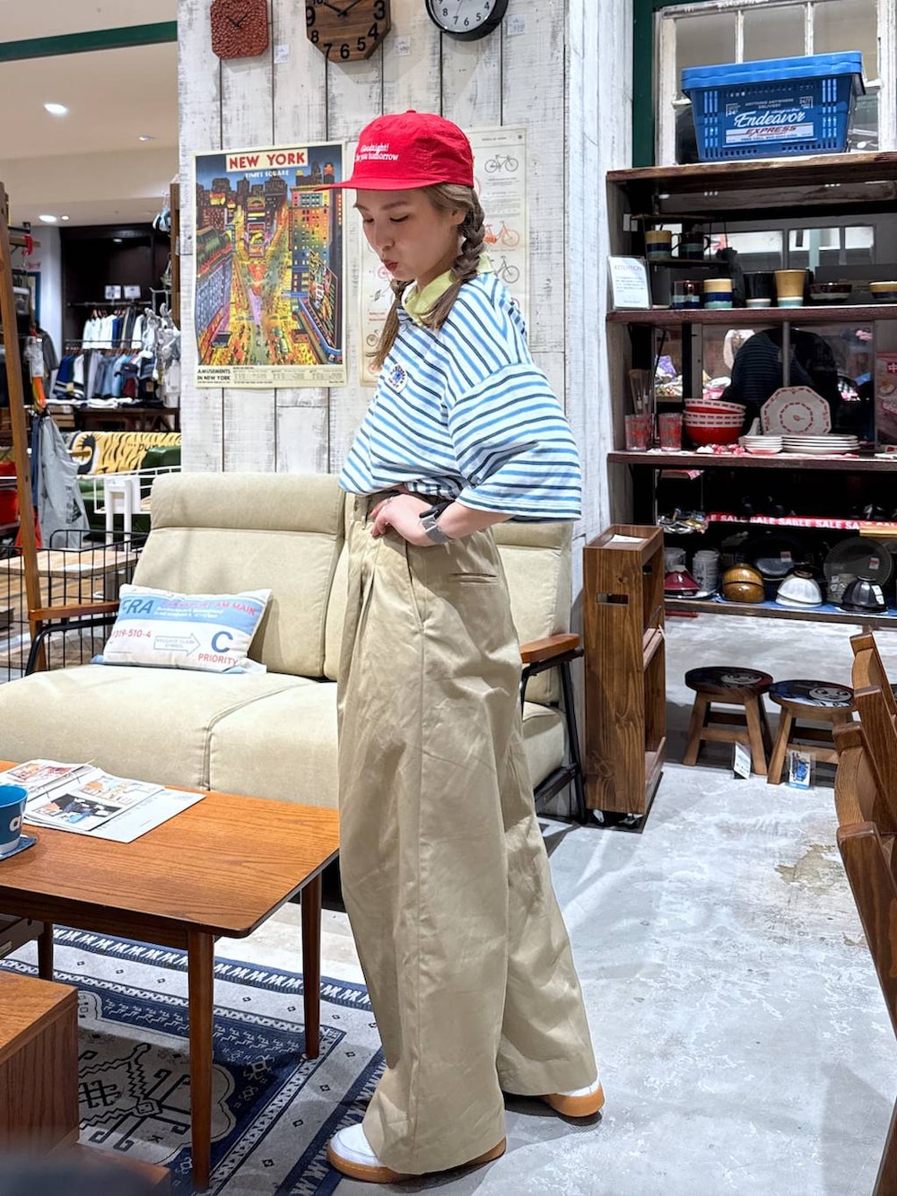 ベージュ系のチノパンツ、ブルー系のポロシャツを着用したレディースの夏コーディネートの3枚目の写真