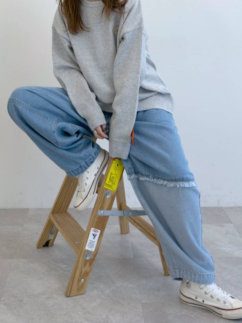 ブルー系のデニムパンツ、グレー系のニット/セーターを着用したレディースの冬コーディネートの3枚目の写真