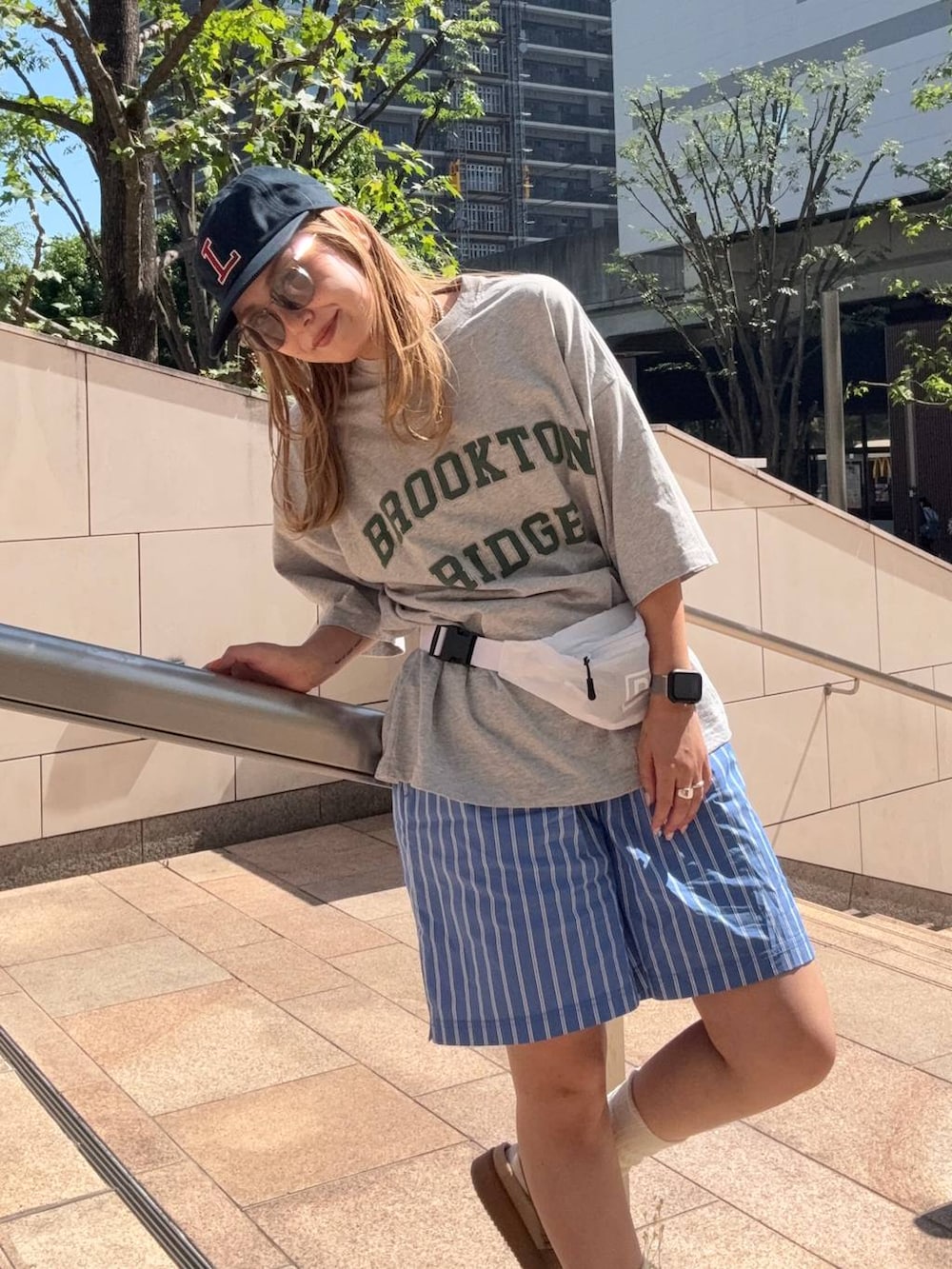 ベージュ系のモカシン/デッキシューズ、グレー系のTシャツ/カットソーを着用したレディースの夏コーディネートの5枚目の写真