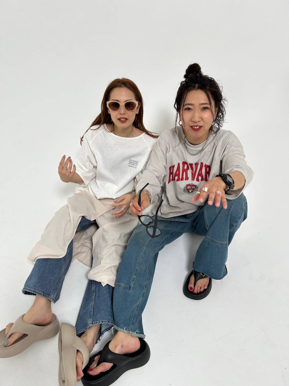 ベージュ系のサンダル、ブラック系のサンダル、グリーン系のサングラスを着用したレディースの夏コーディネートの2枚目の写真