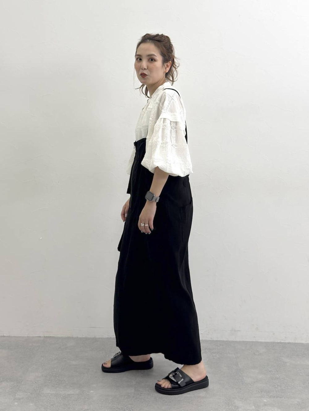 ブラック系のサンダル、ホワイト系のシャツ/ブラウスを着用したレディースの春コーディネートの2枚目の写真