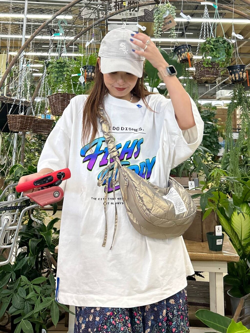 その他のTシャツ/カットソーを着用したレディースの夏コーディネートの2枚目の写真