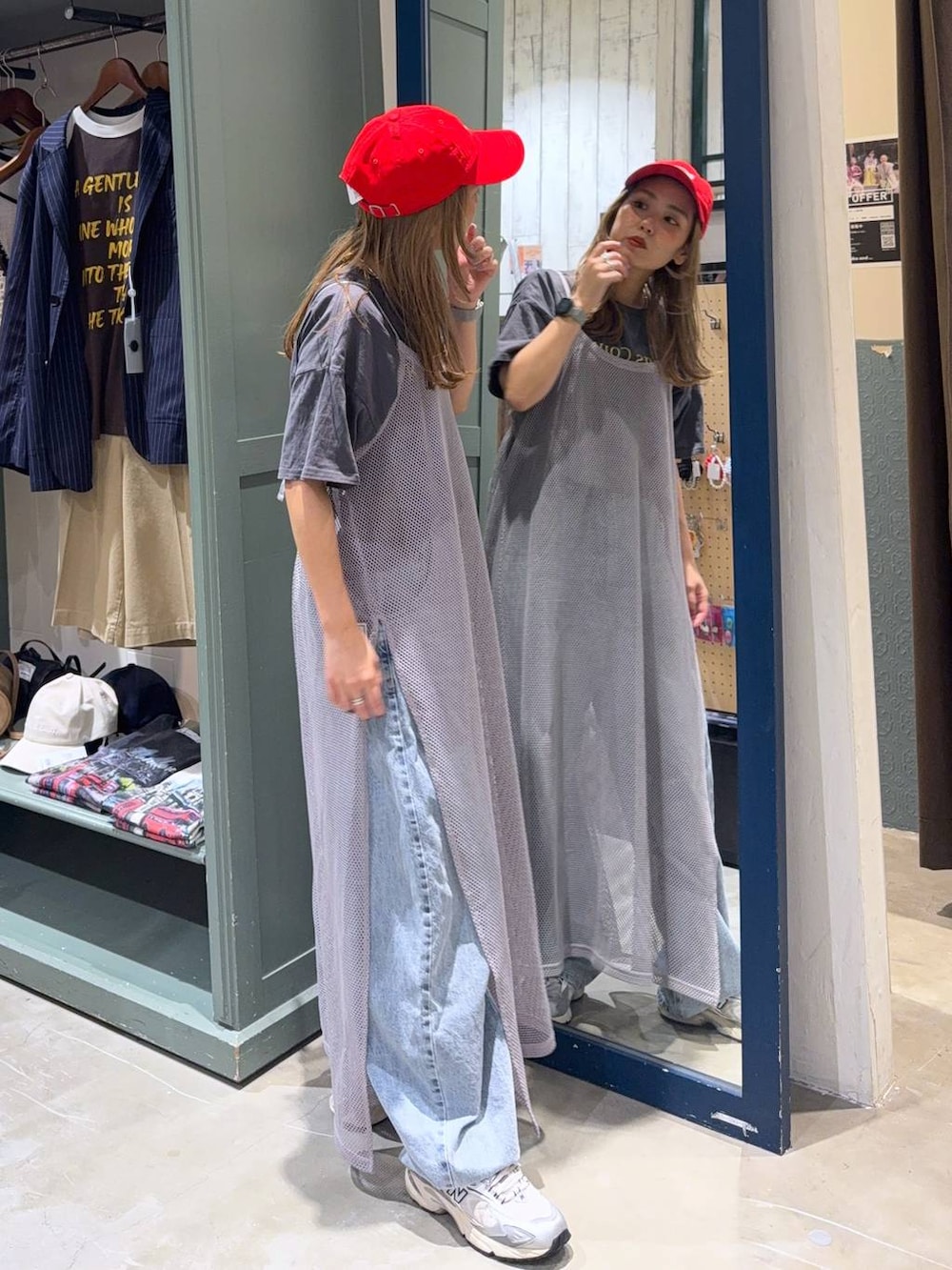 ブルー系のデニムパンツ、その他のTシャツ/カットソーを着用したレディースの春コーディネートの4枚目の写真