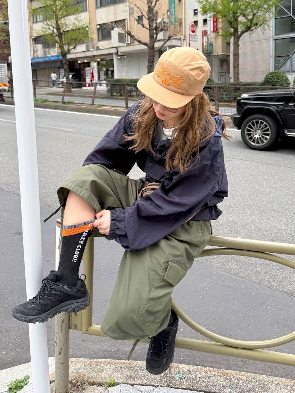 ベージュ系のボディバッグ/ウエストポーチ、グリーン系のカーゴパンツ、ホワイト系のTシャツ/カットソーを着用したレディースの春コーディネートの3枚目の写真