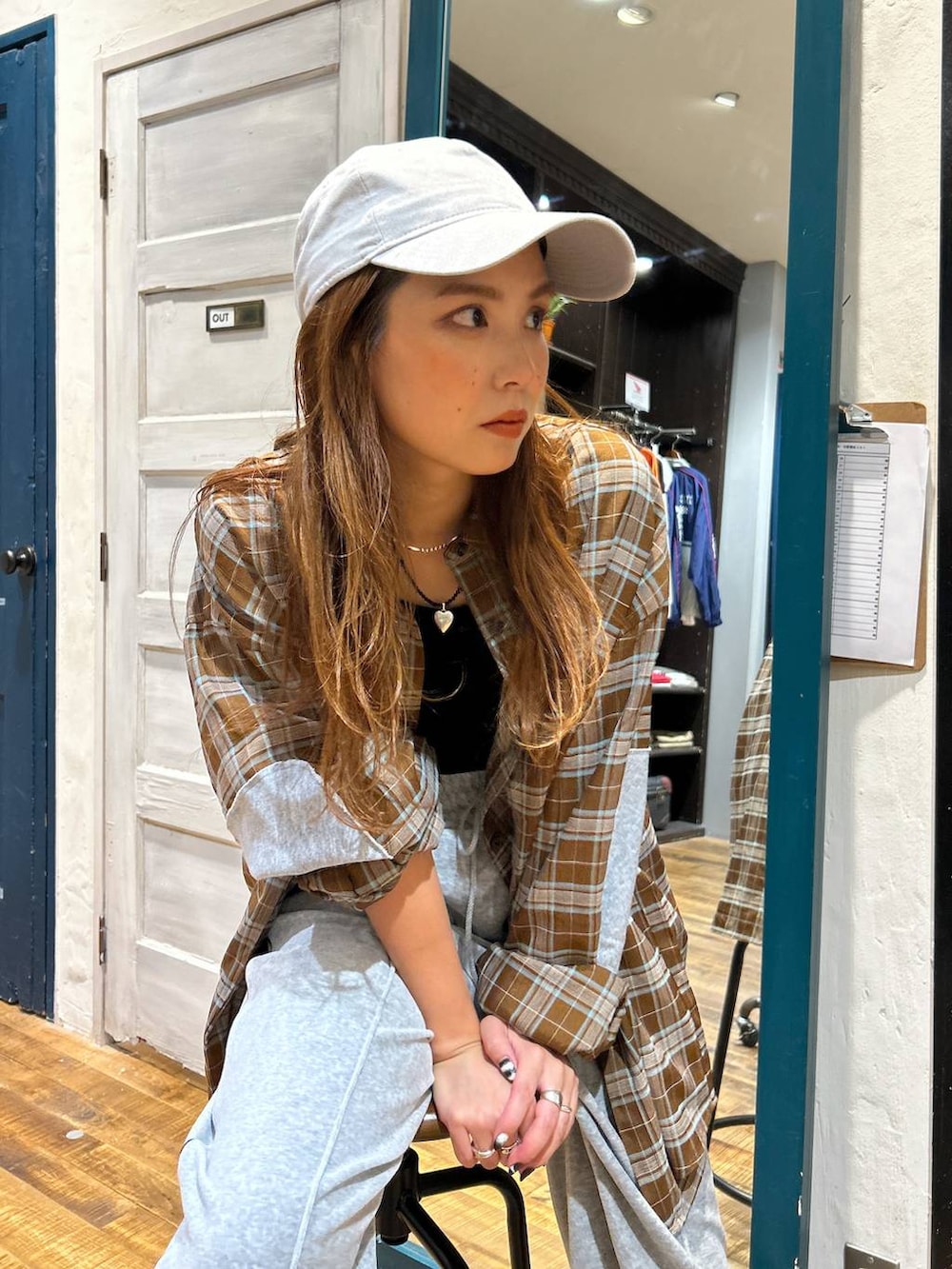 ブラック系のキャミソール、グレー系のその他パンツを着用したレディースの秋コーディネートの2枚目の写真