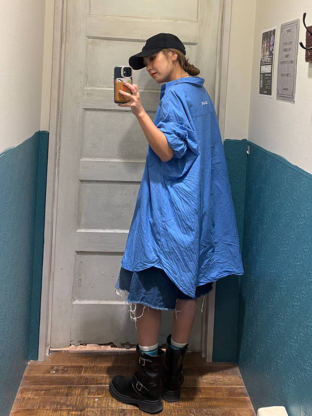 ブラック系のブーツ、ブルー系のデニムパンツ、ブルー系のシャツ/ブラウスを着用したレディースの夏コーディネートの2枚目の写真