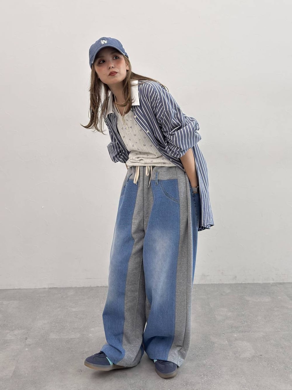 ホワイト系のタンクトップ、グレー系のデニムパンツ、ブルー系のシャツ/ブラウスを着用したレディースの夏コーディネートの4枚目の写真