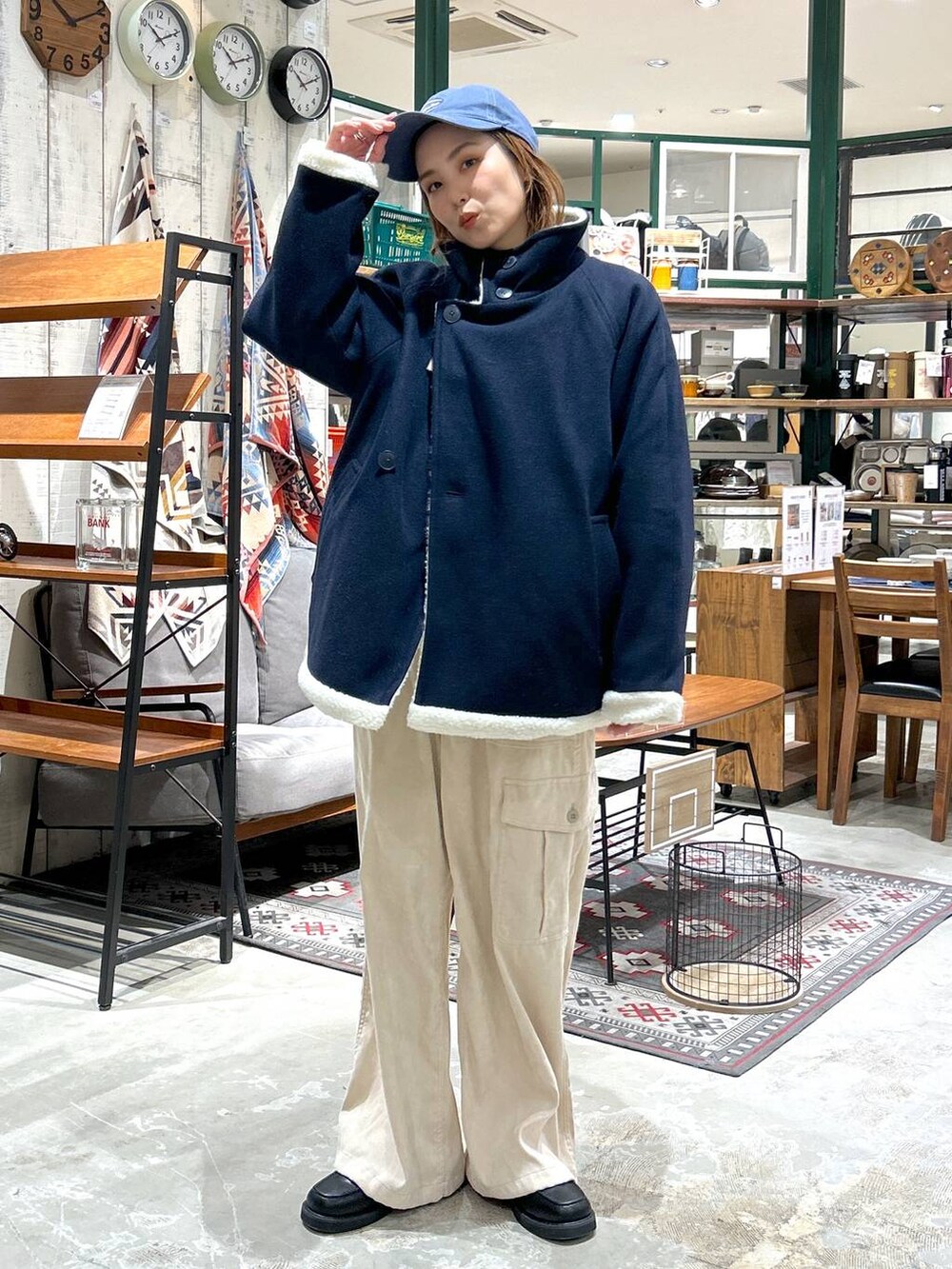 ブラック系のローファー、ブルー系のブルゾン、ベージュ系のカーゴパンツを着用したレディースの冬コーディネートの3枚目の写真