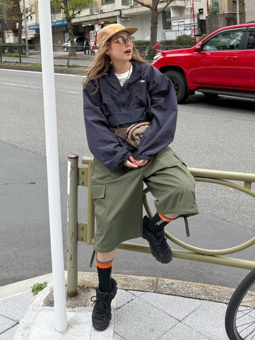 ベージュ系のボディバッグ/ウエストポーチ、グリーン系のカーゴパンツ、ホワイト系のTシャツ/カットソーを着用したレディースの春コーディネートの4枚目の写真