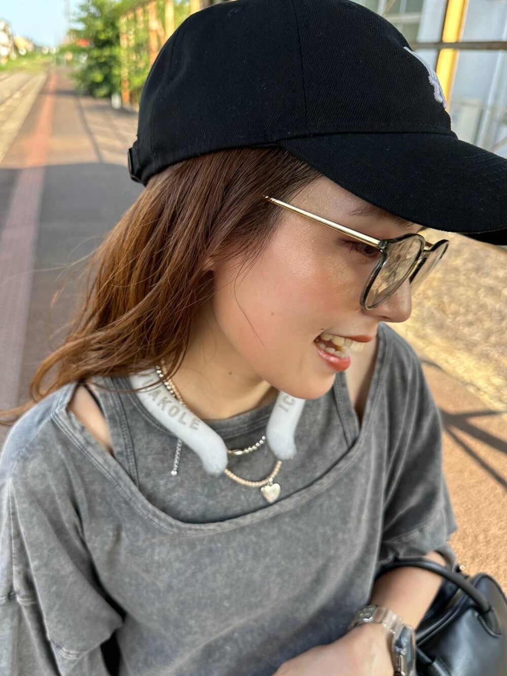 ブラック系のサンダル、ブラック系のデニムパンツ、グレー系のTシャツ/カットソーを着用したレディースの夏コーディネートの3枚目の写真