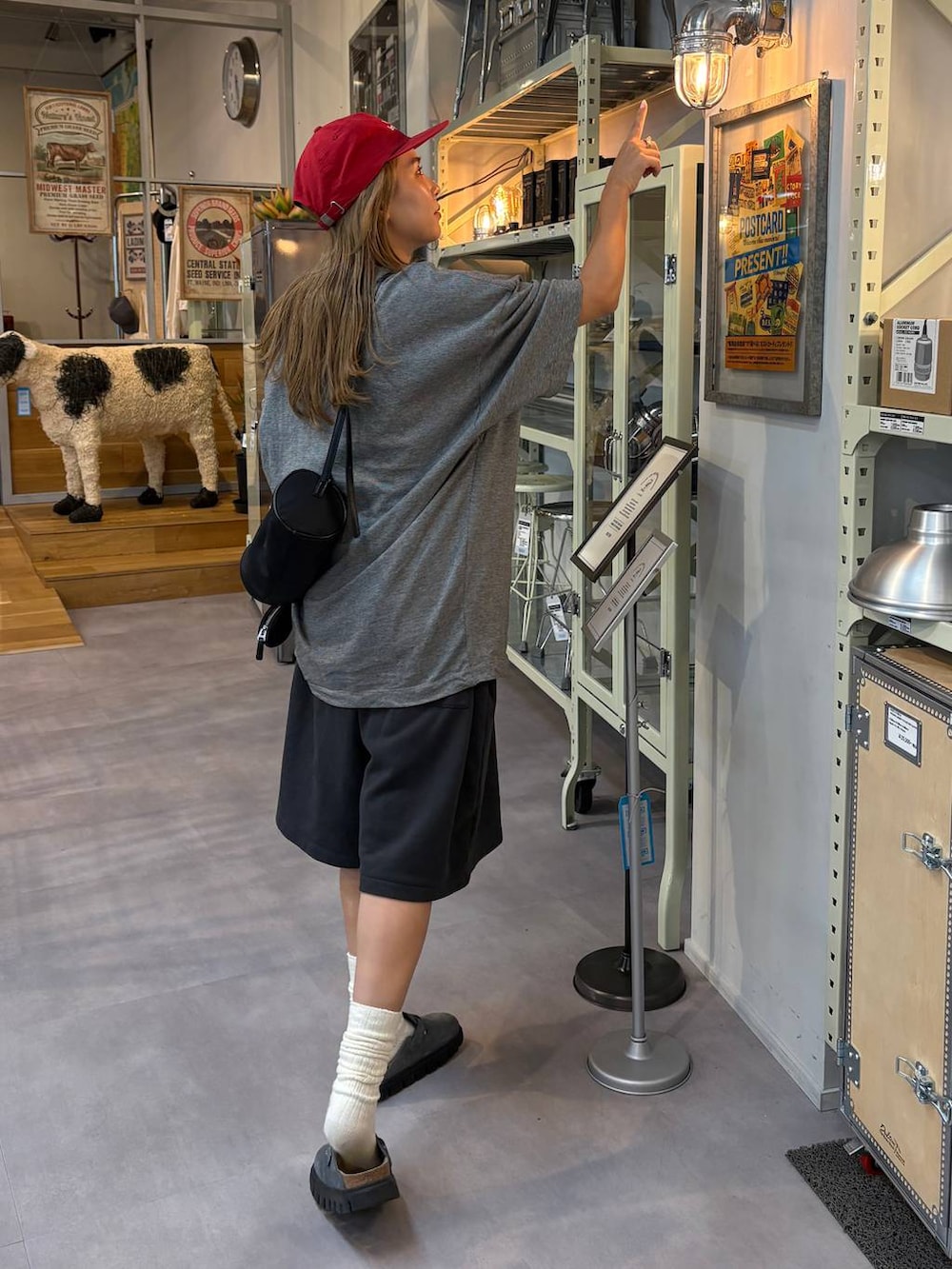 ブラック系のショルダーバッグ、ホワイト系のソックス/靴下を着用したレディースの夏コーディネートの2枚目の写真