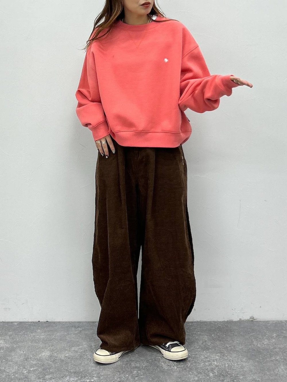 ピンク系のスウェットを着用したレディースの秋コーディネートの4枚目の写真