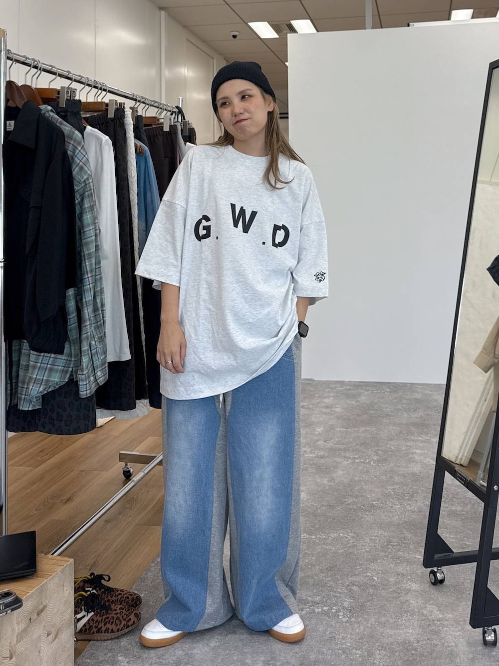 グレー系のデニムパンツ、ブラック系のニットキャップ/ビーニーを着用したレディースの夏コーディネートの4枚目の写真