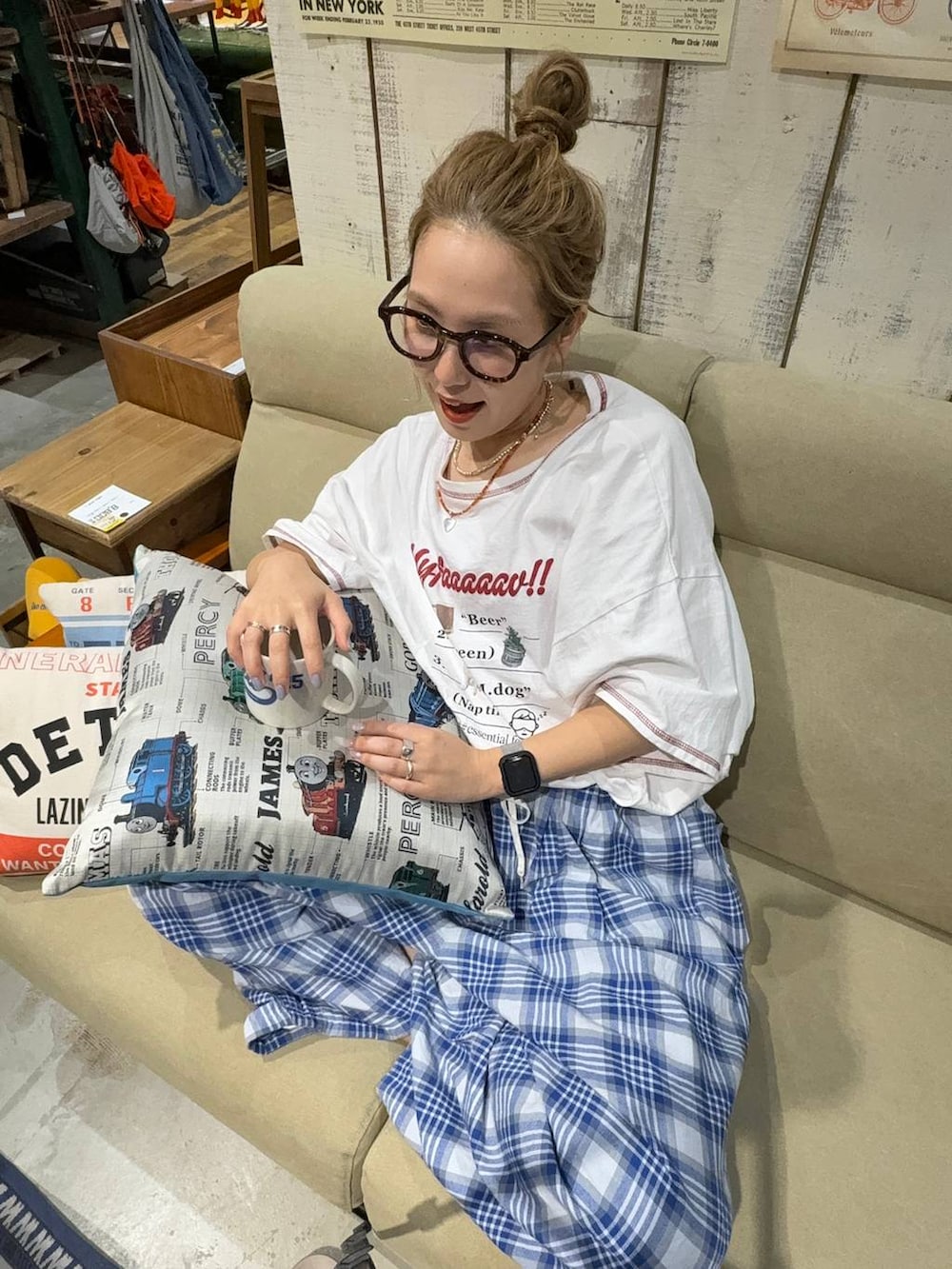 レッド系のクッション/クッションカバー、ブルー系のクッション/クッションカバー、その他のクッション/クッションカバーを着用したレディースの春コーディネートの2枚目の写真