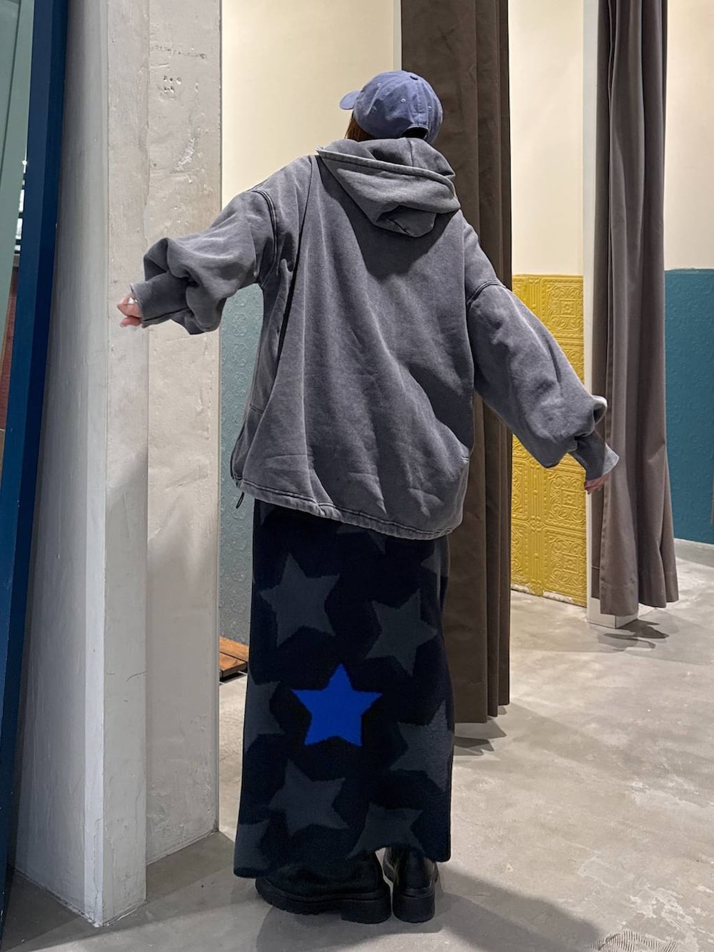 ホワイト系のTシャツ/カットソー、その他のパーカー、ブラック系のスカートを着用したレディースの秋コーディネートの4枚目の写真