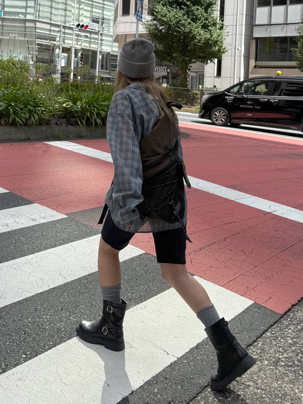 ブラック系のブーツ、ブラック系のその他パンツ、ブルー系のシャツ/ブラウスを着用したレディースの夏コーディネートの3枚目の写真